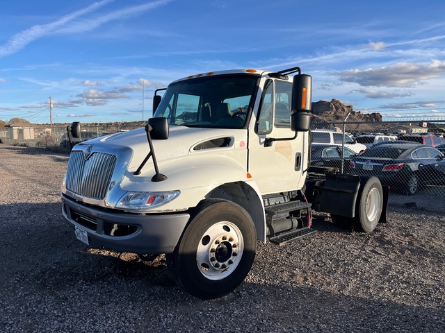 2004 (unverified) International 4400 4x2 S/A Day Cab Truck Tractor (Inoperable)