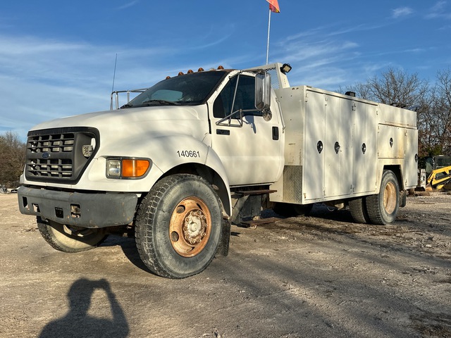 2002 Ford F-750 XL 4x2 Utility Truck