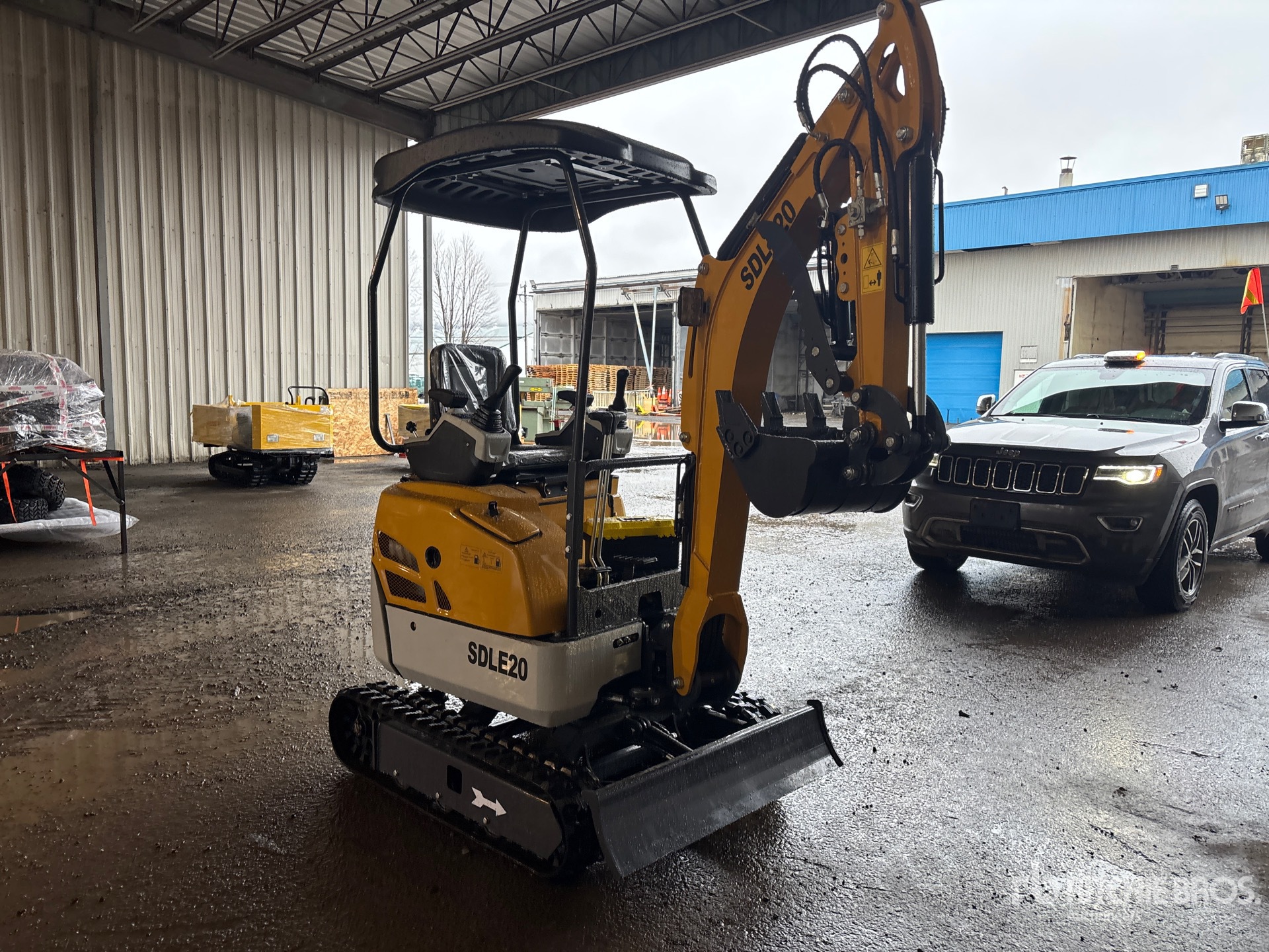 General Appearance with Picture, Right Front Corner