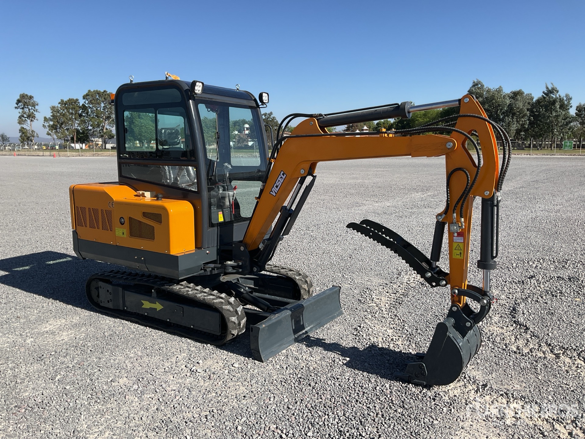 General Appearance with Picture, Right Front Corner