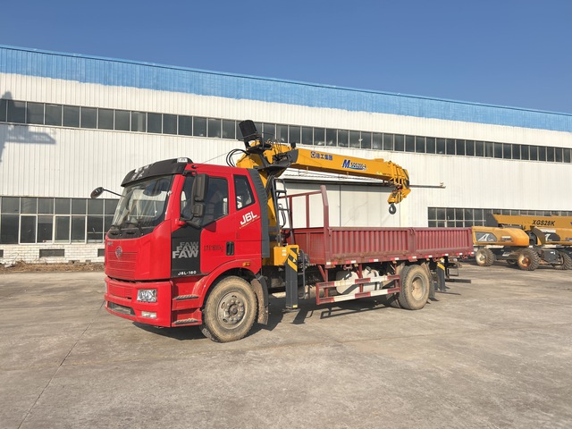 XCMG SQS200 8 ton on 2021 FAW J6L-180 4x2 Flatbed Truck w/Crane