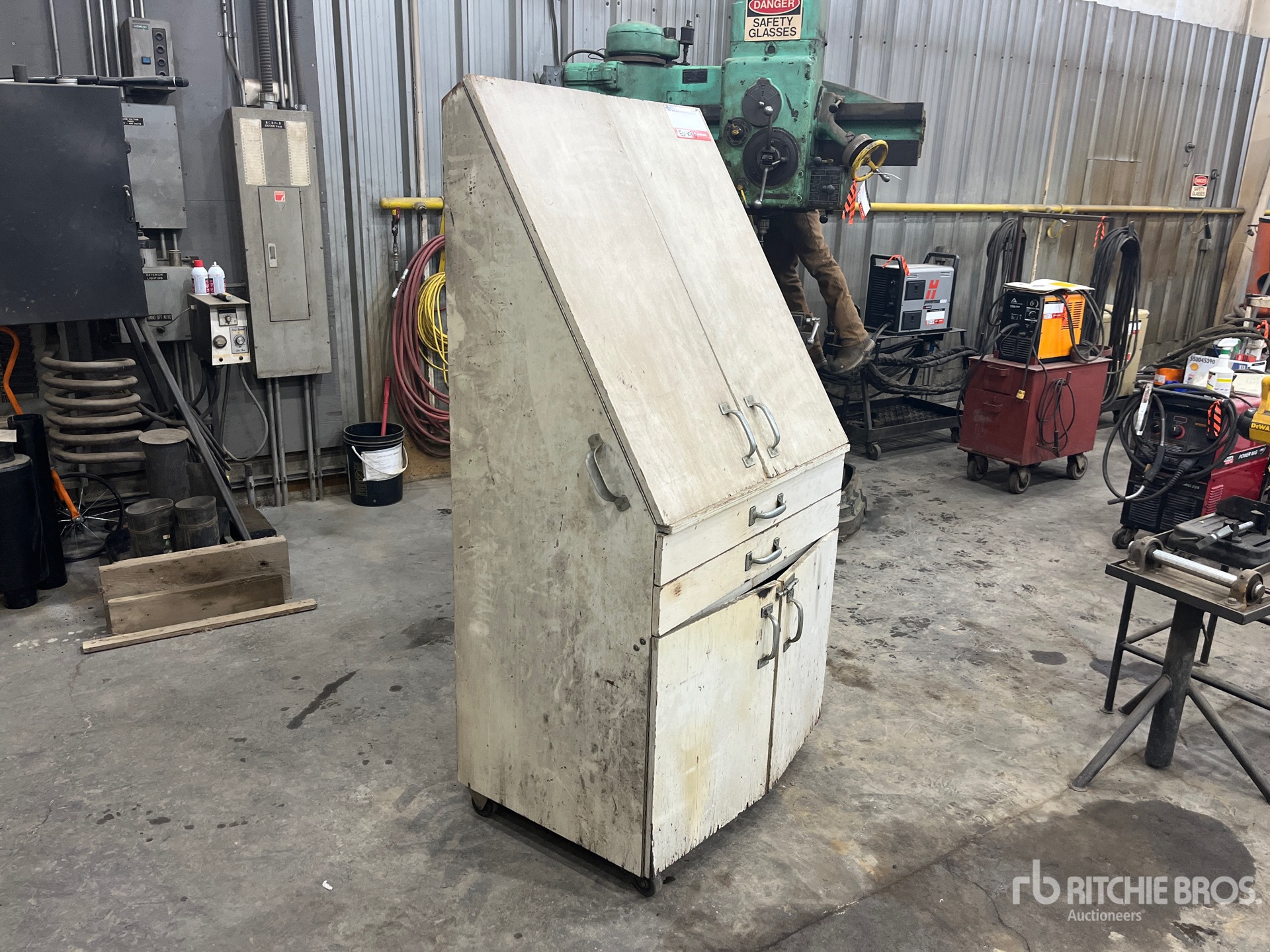 General Appearance with Picture, Right Front Corner