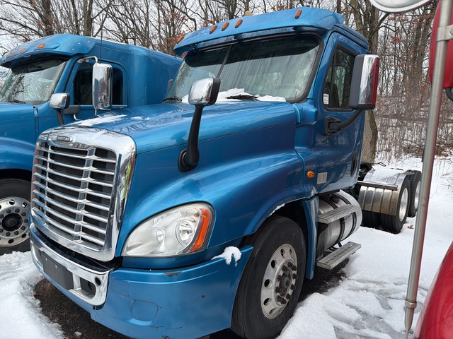2017 Freightliner Cascadia 125 6x4 T/A Day Cab Truck Tractor 2017 Freightliner Cascadia 125 6x4 T/A Day Cab Truck Tractor