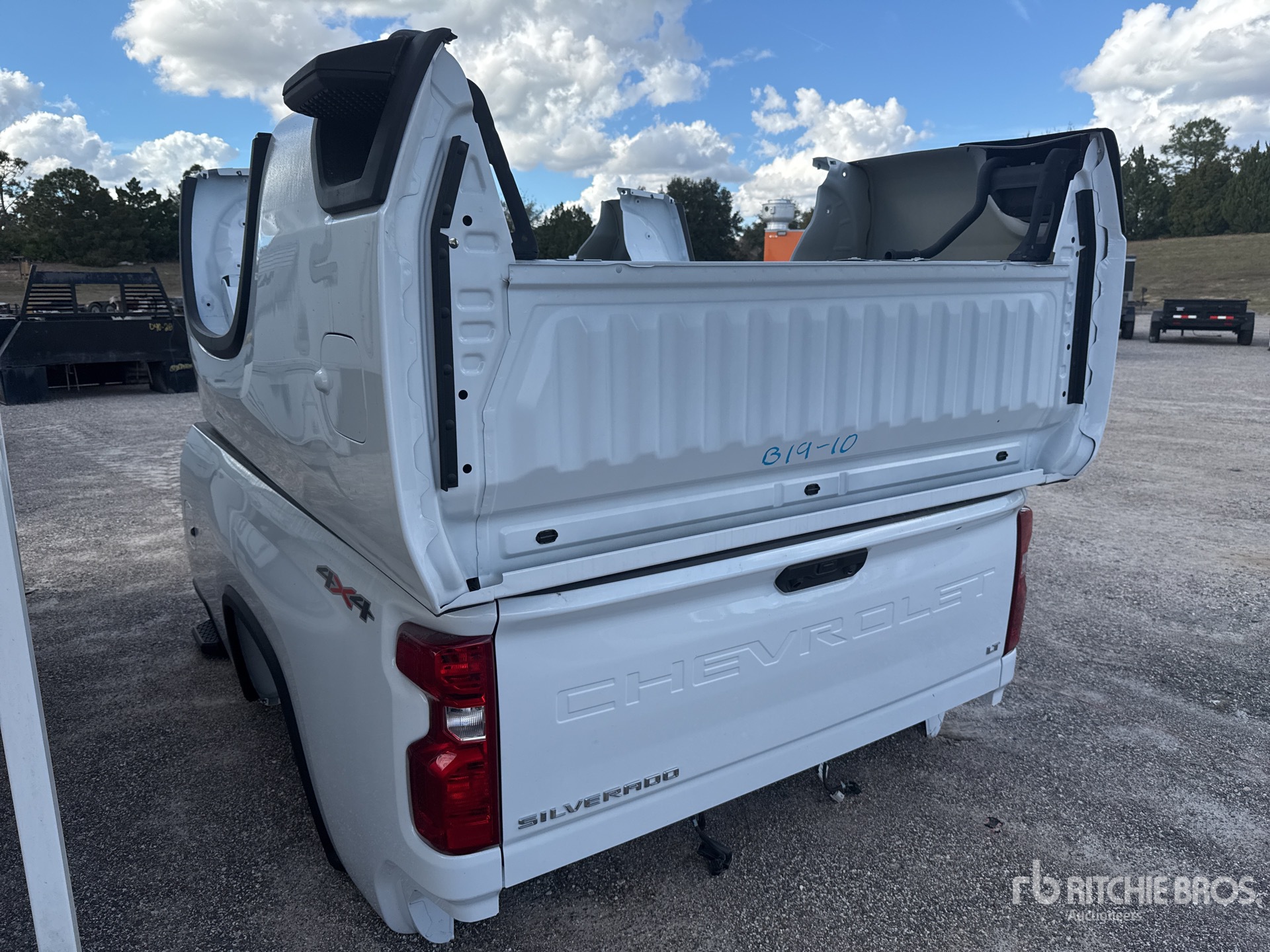 Aspect général with Image, coin arrière droit