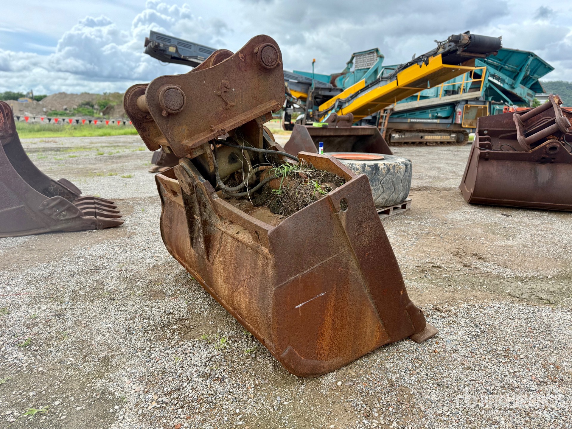 General Appearance with Picture, Right Rear Corner