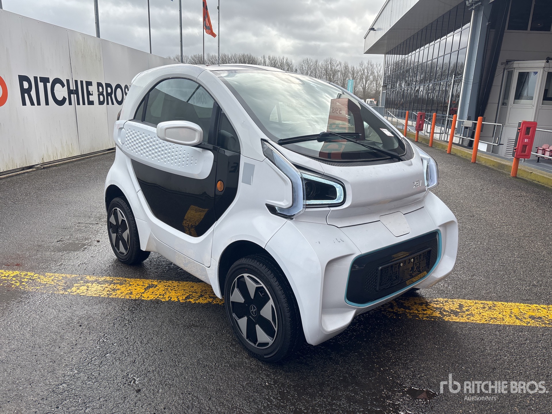 General Appearance with Bild, Ecke vorne rechts