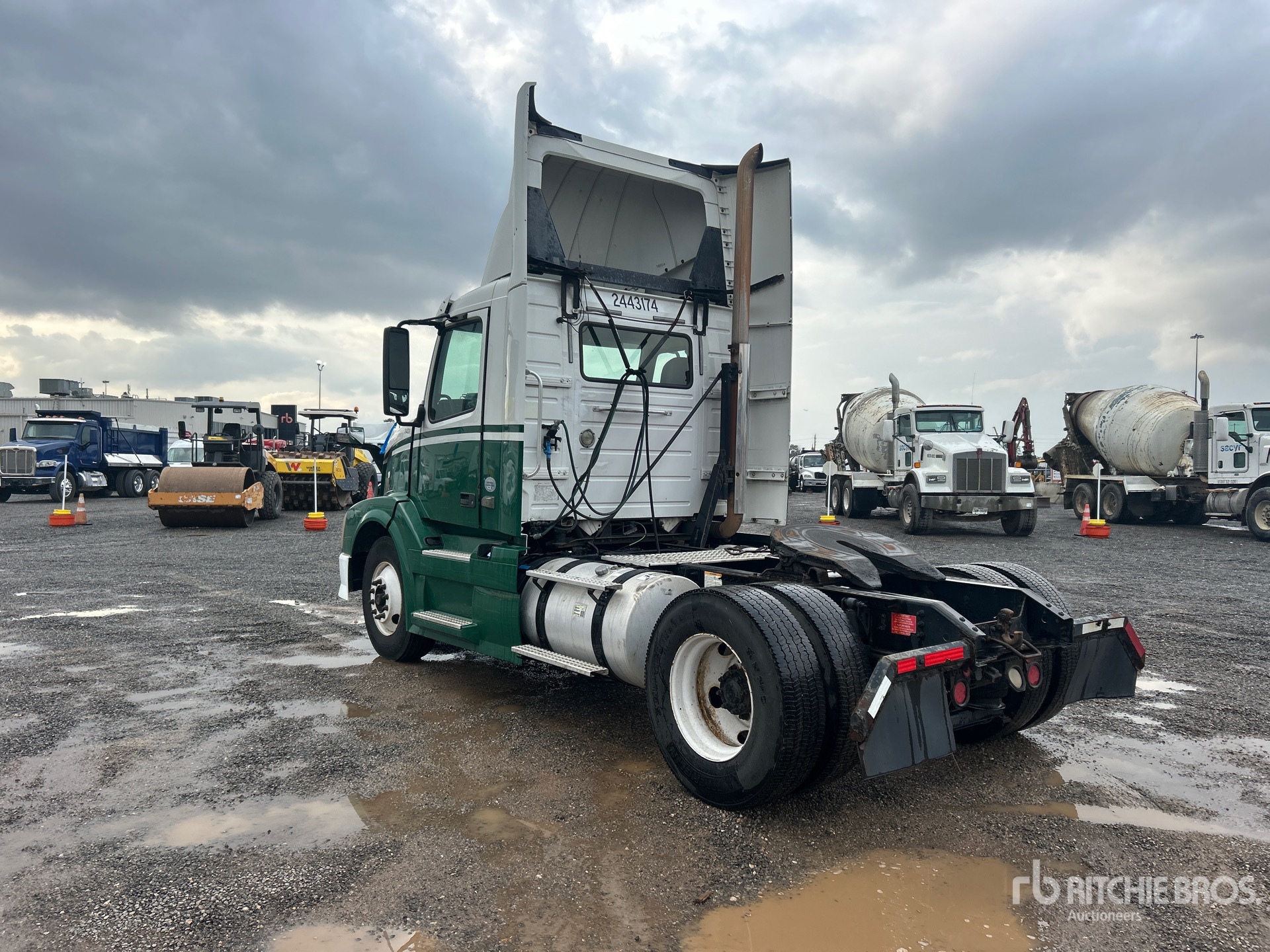 General Appearance with Picture, Left Rear Corner