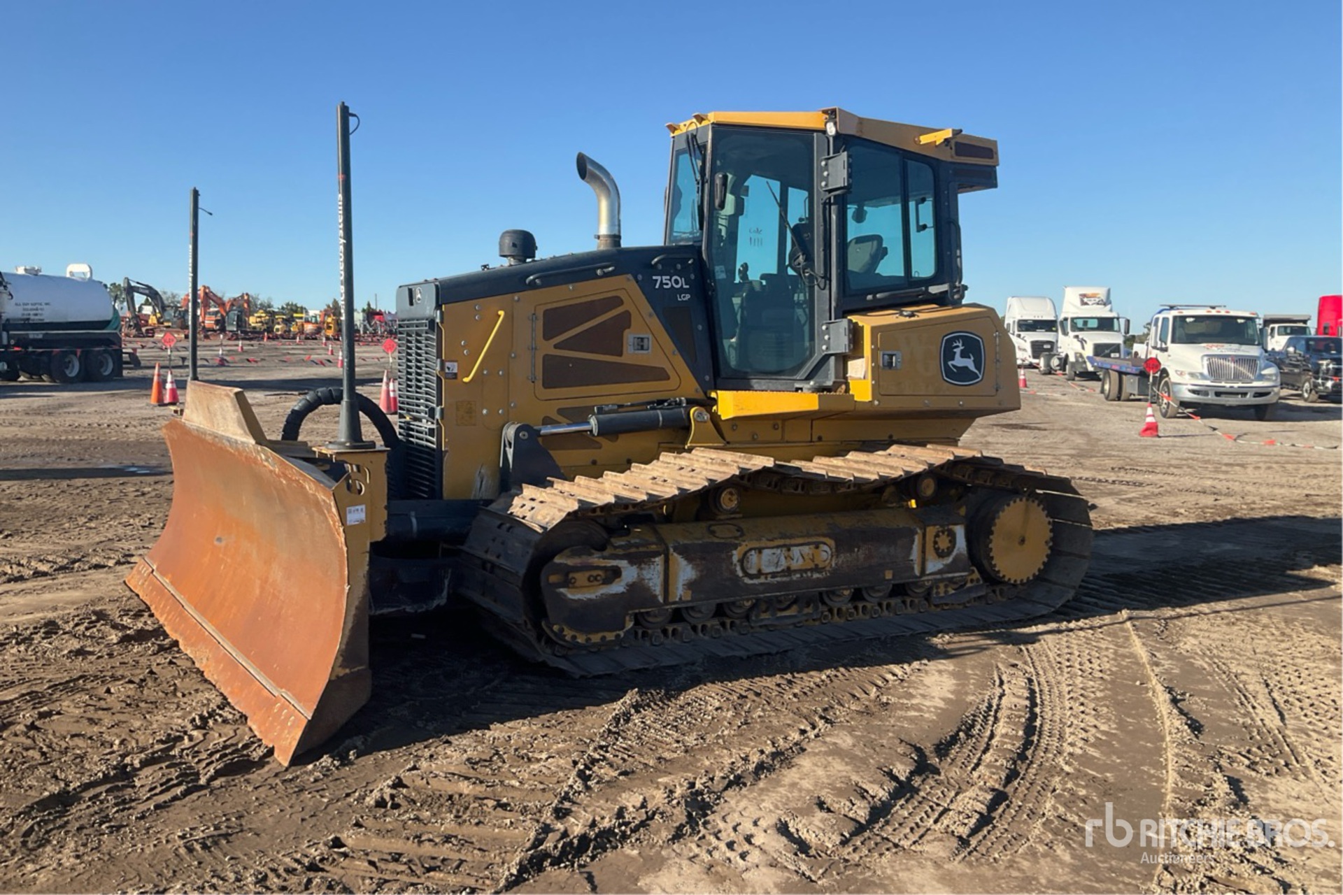 General Appearance with Foto, angolo anteriore sinistro