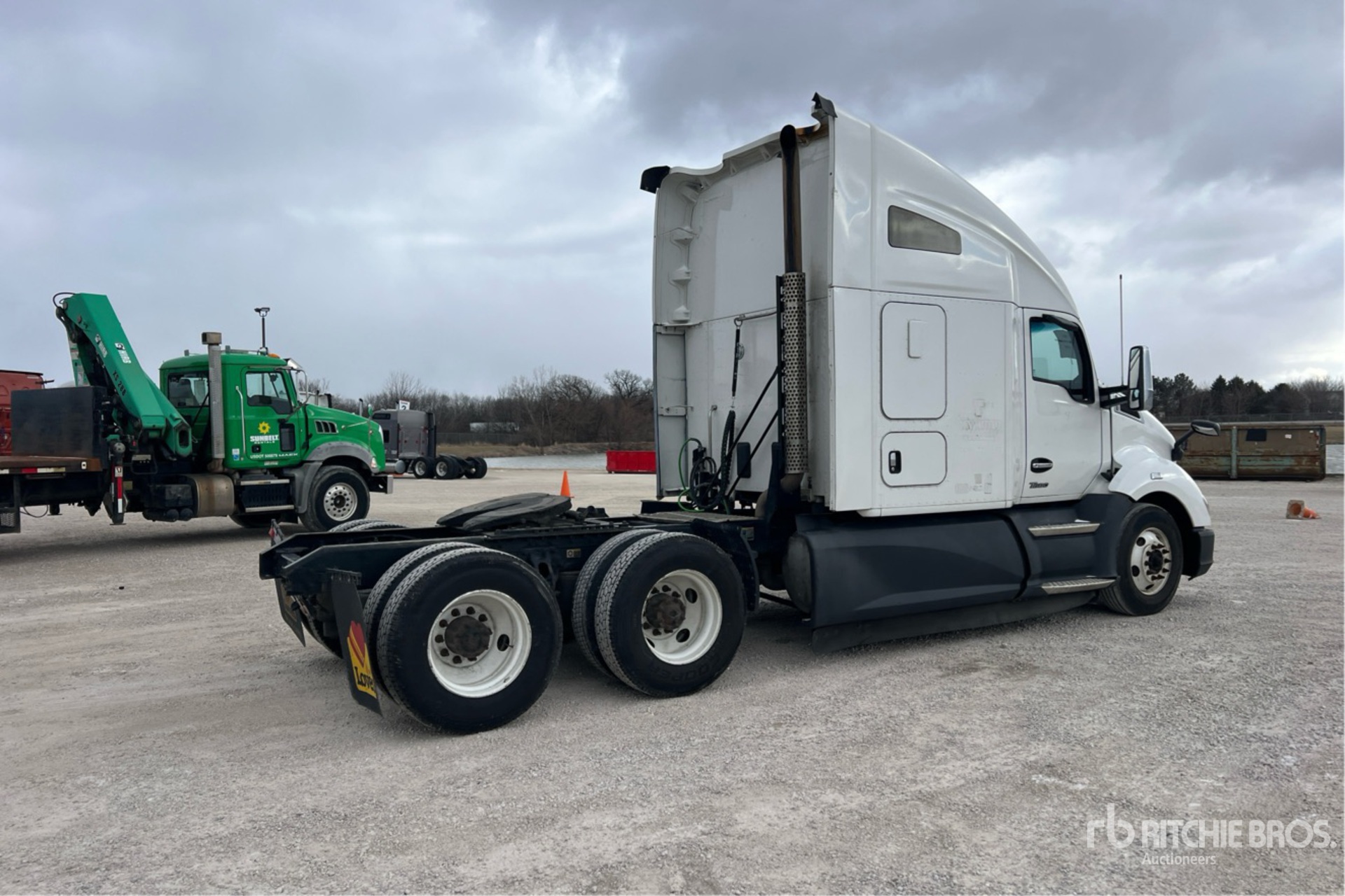 Aspect général with Image, coin arrière droit