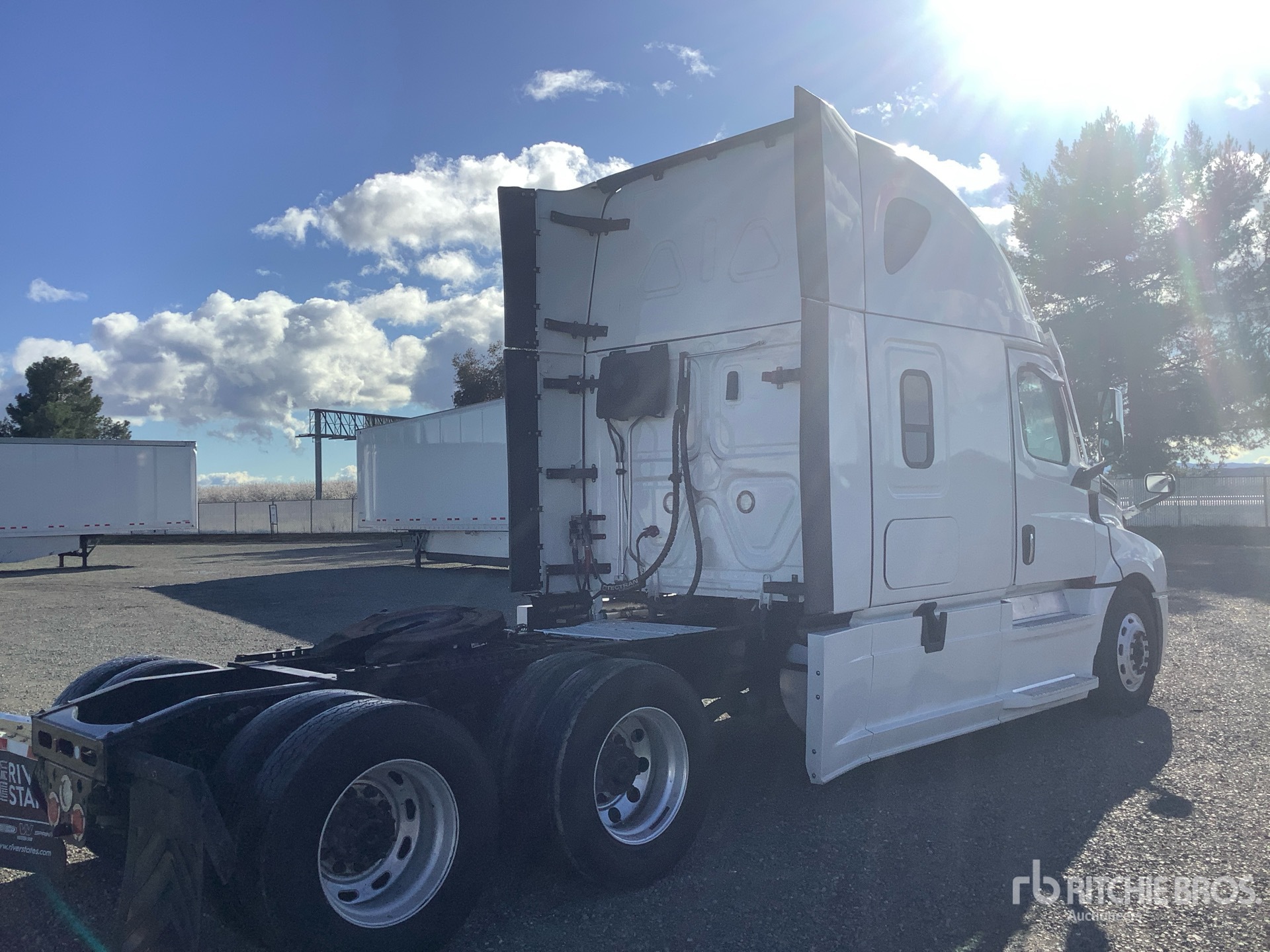 Aspect général with Image, coin arrière droit