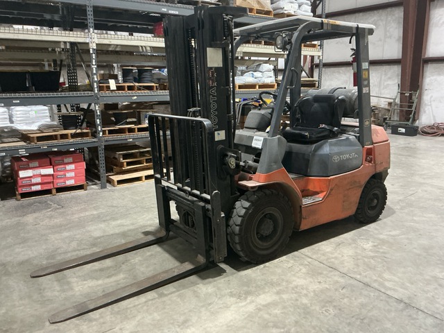 Toyota 7FGU25 3750 lb Pneumatic Tire Forklift