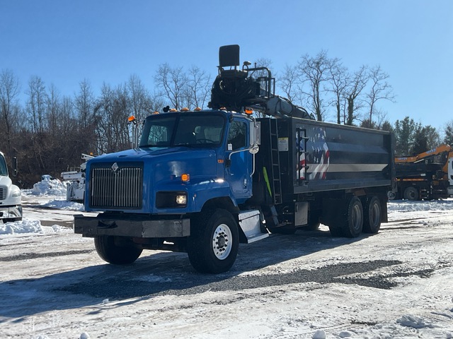 Knuckle Boom on 2005 International 5600i 6x4 Grapple Truck