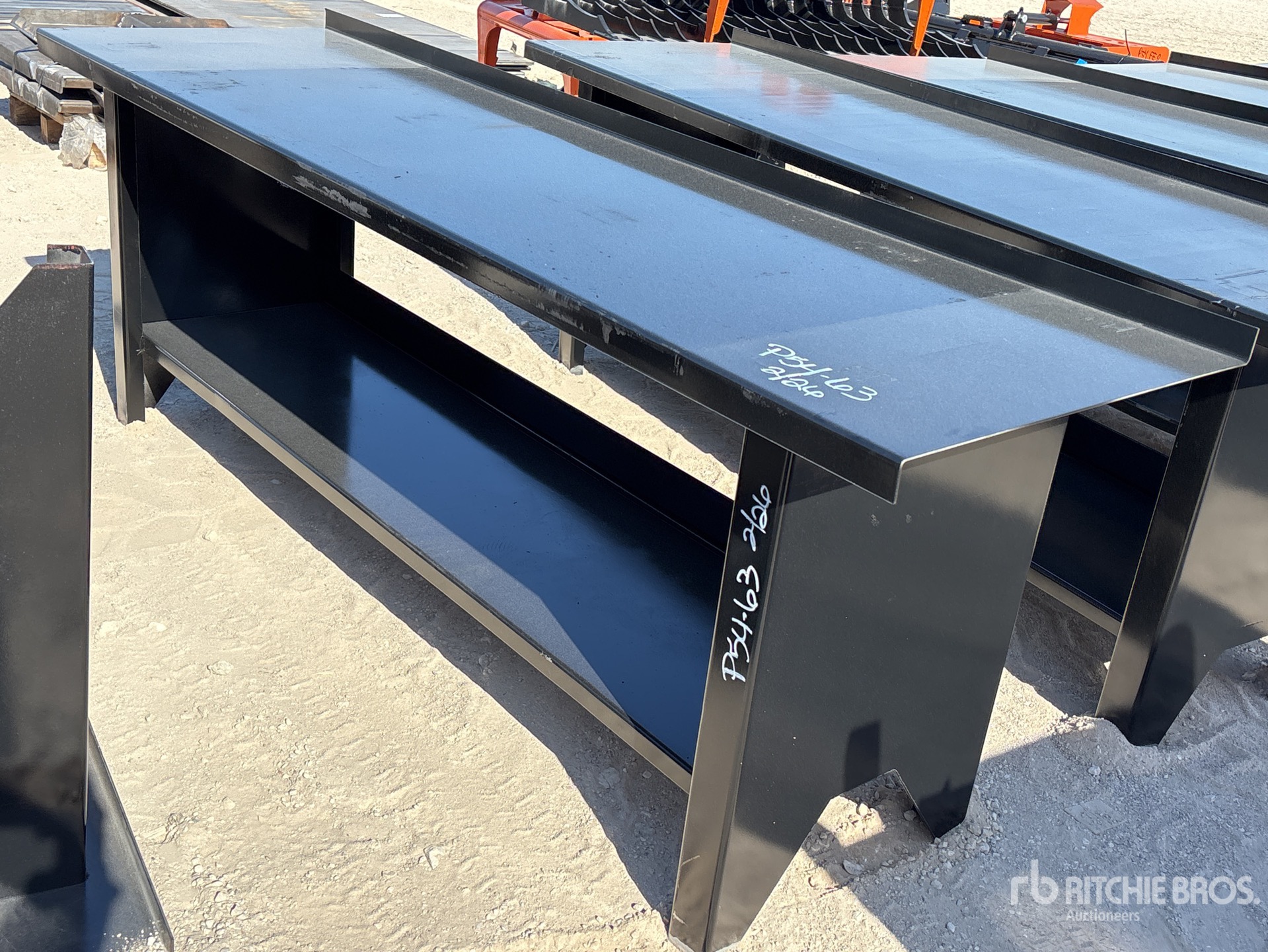 General Appearance with Bild, Ecke vorne links