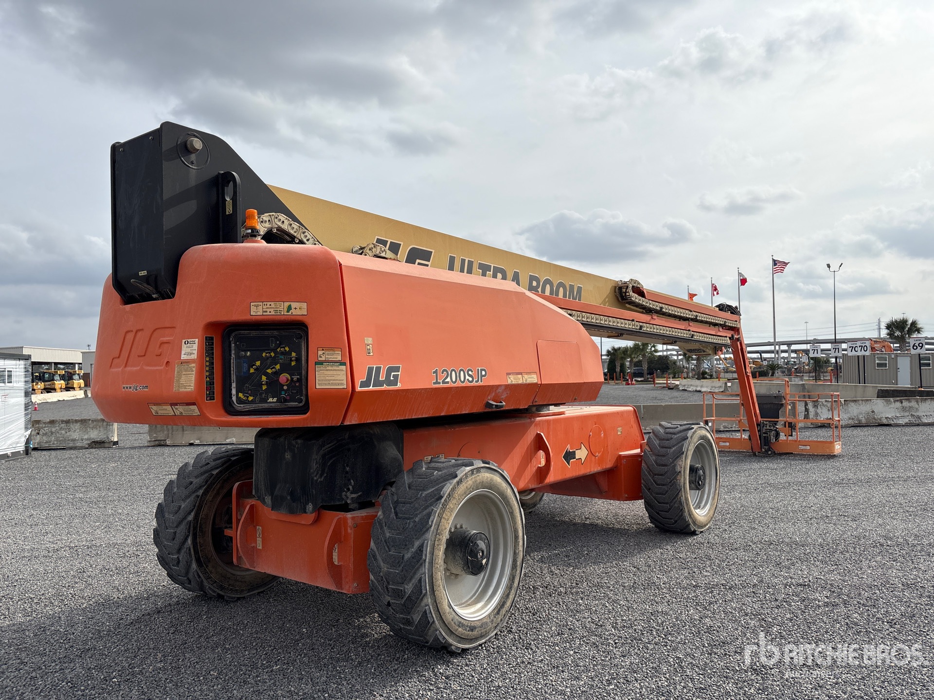 General Appearance with Foto, angolo anteriore sinistro