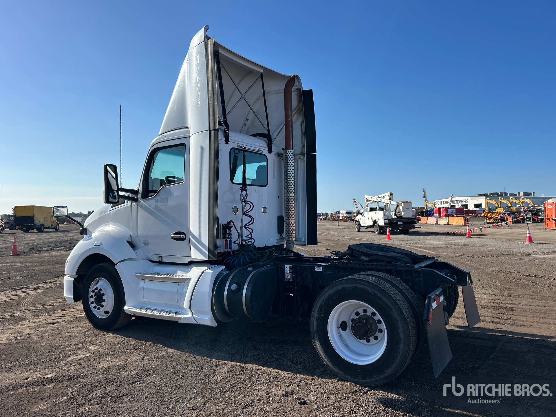 General Appearance with Foto, angolo posteriore sinistro