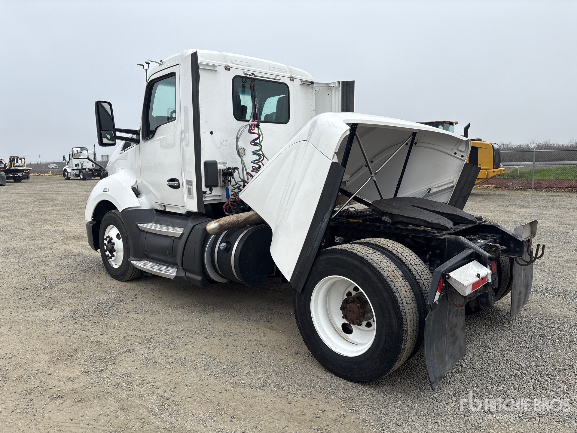 General Appearance with Foto, angolo posteriore sinistro