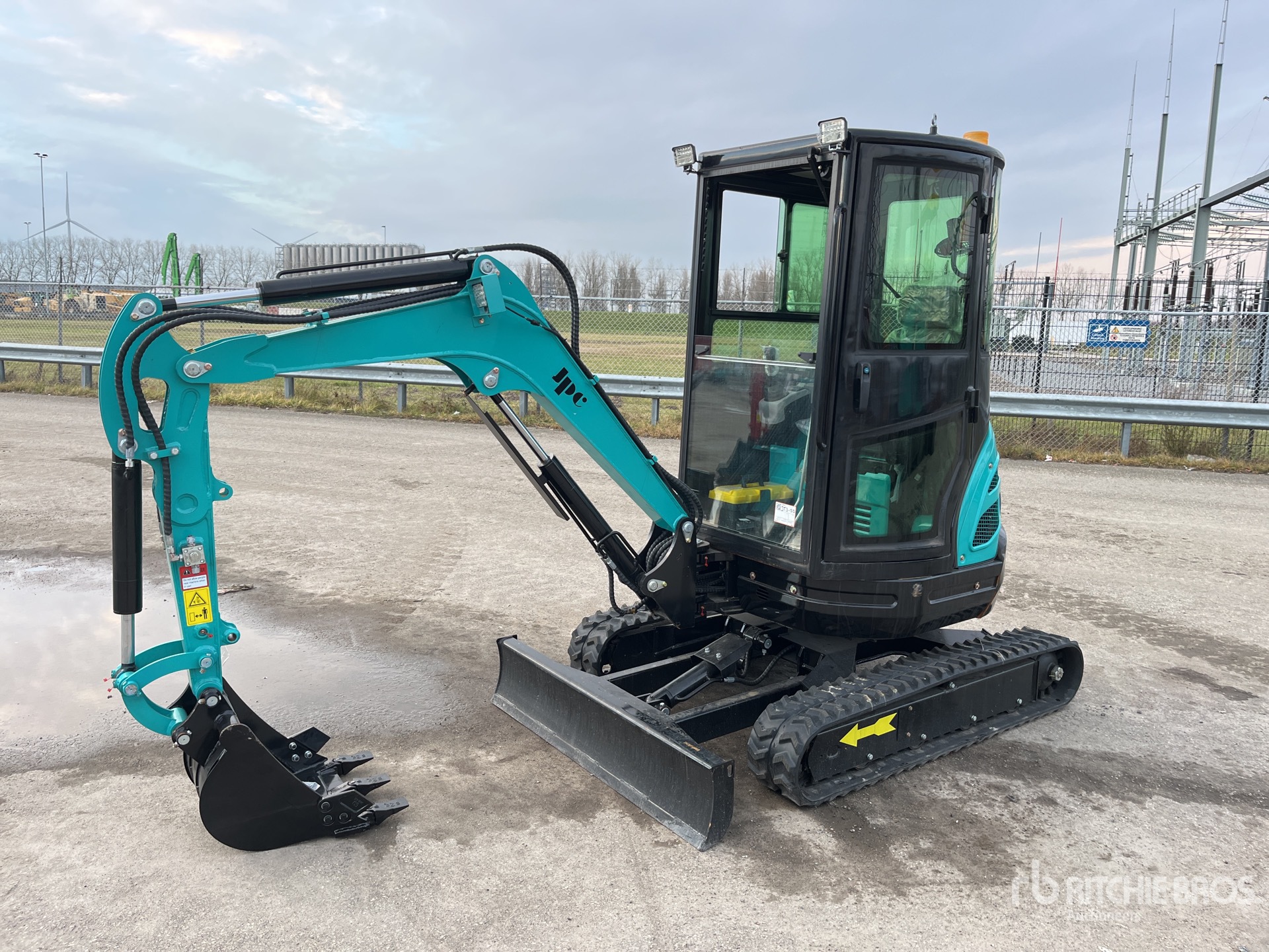 General Appearance with Picture, Left Front Corner