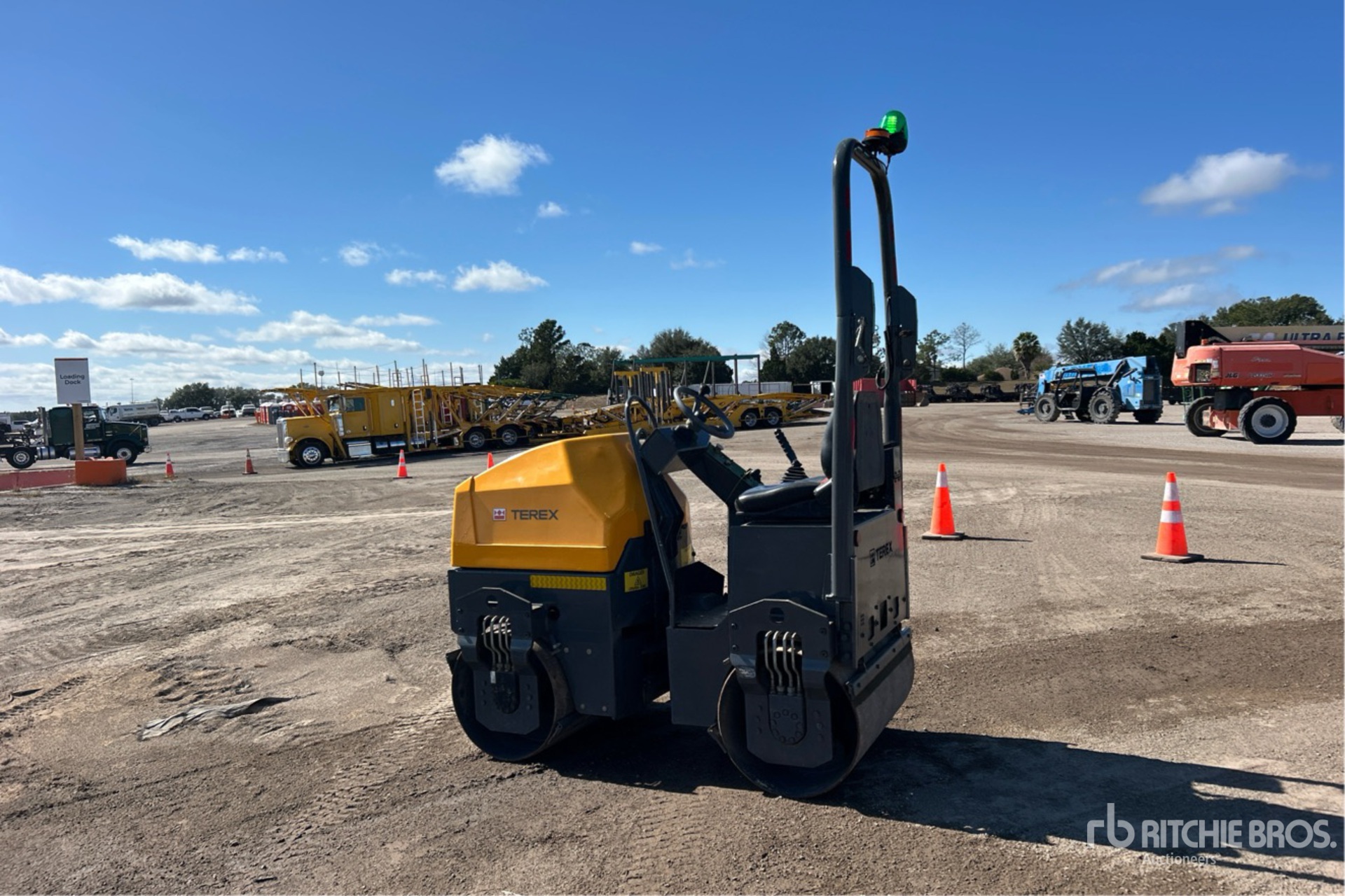 General Appearance with Foto, angolo posteriore sinistro