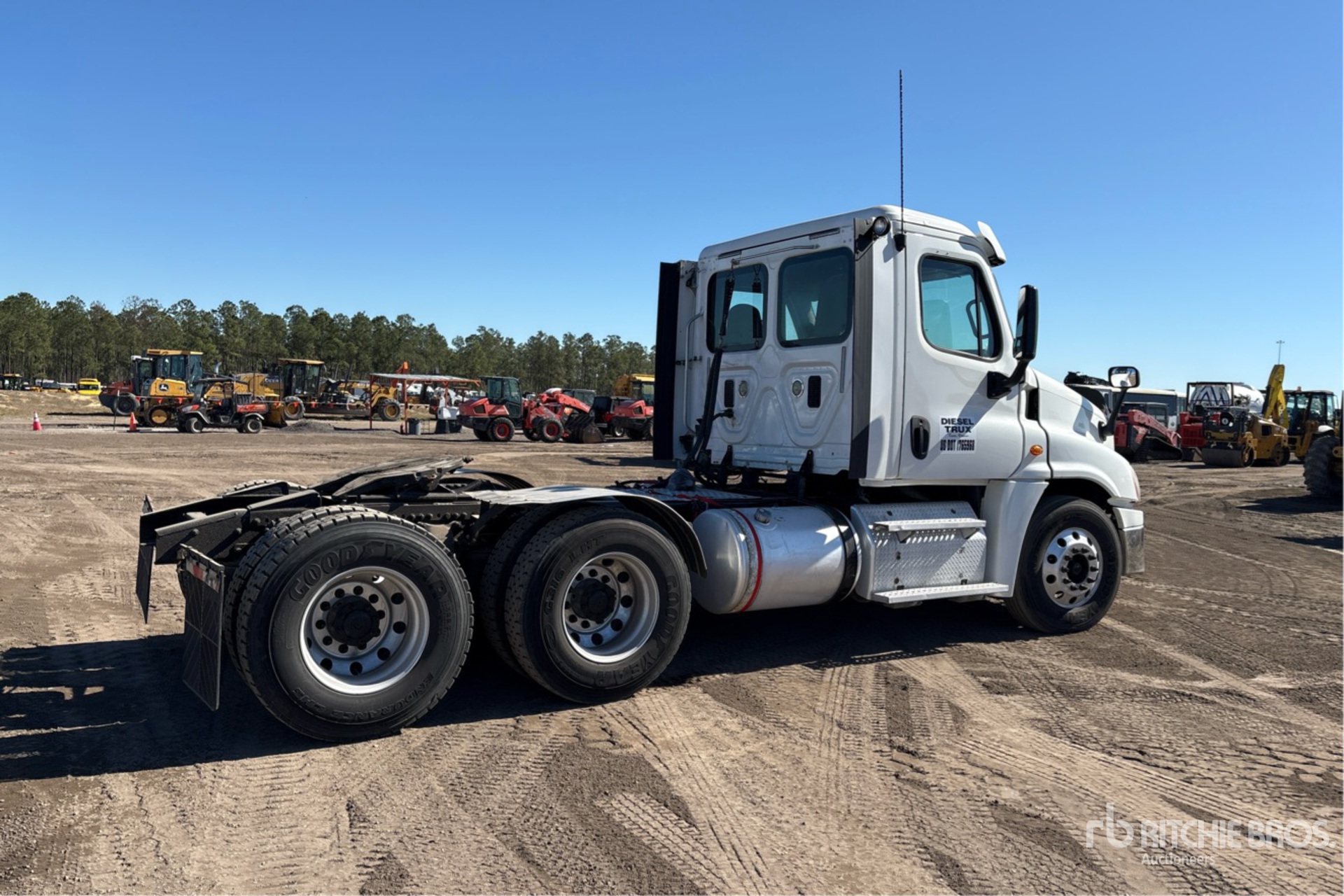 General Appearance with Foto, angolo anteriore sinistro