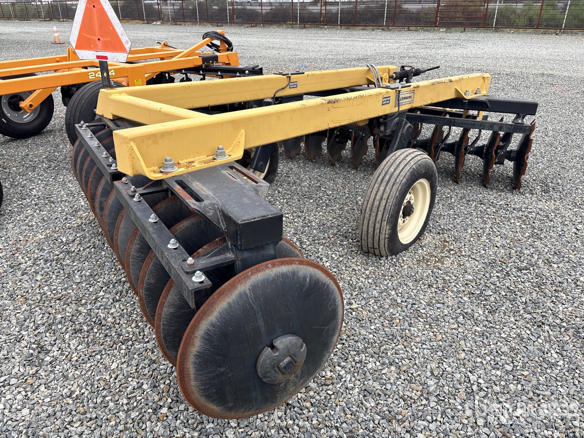 General Appearance with Bild, Ecke vorne rechts