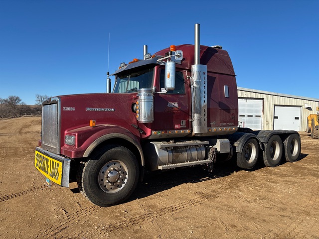 2018 Western Star 4900 8x4 Heavy Haul Tri/A Sleeper Truck Tractor (Glider Kit)