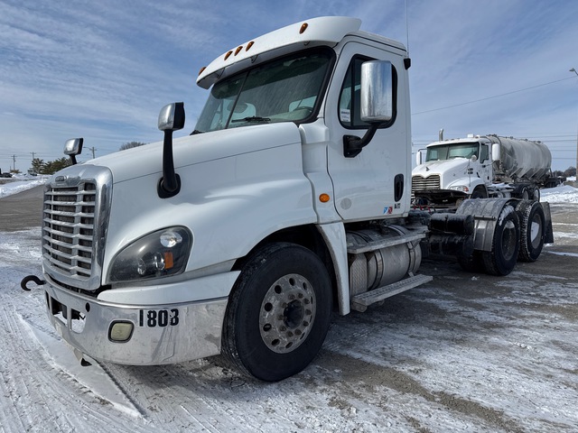 2018 Freightliner Cascadia 6x4 T/A Day Cab Truck Tractor