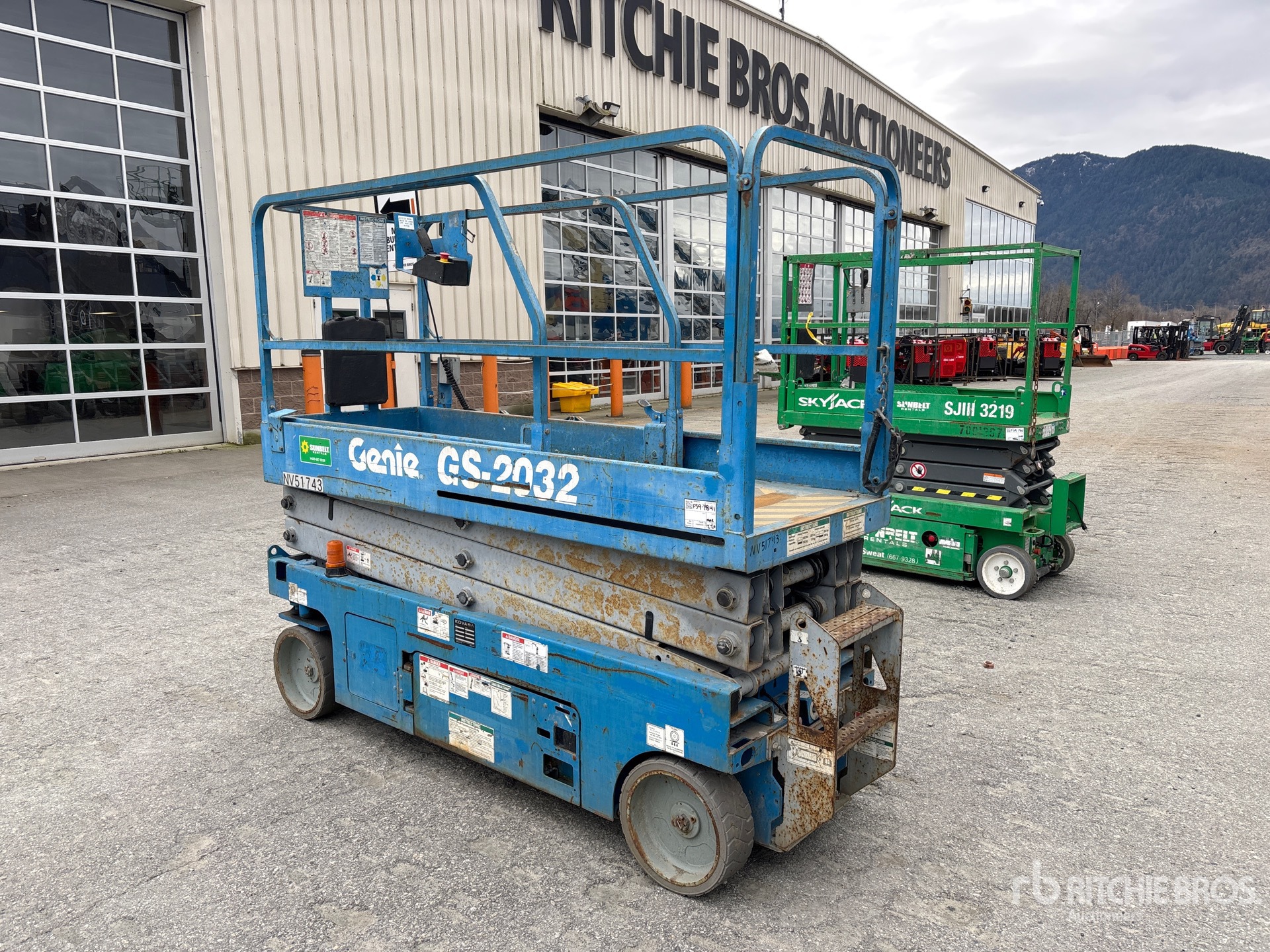 General Appearance with Picture, Left Rear Corner