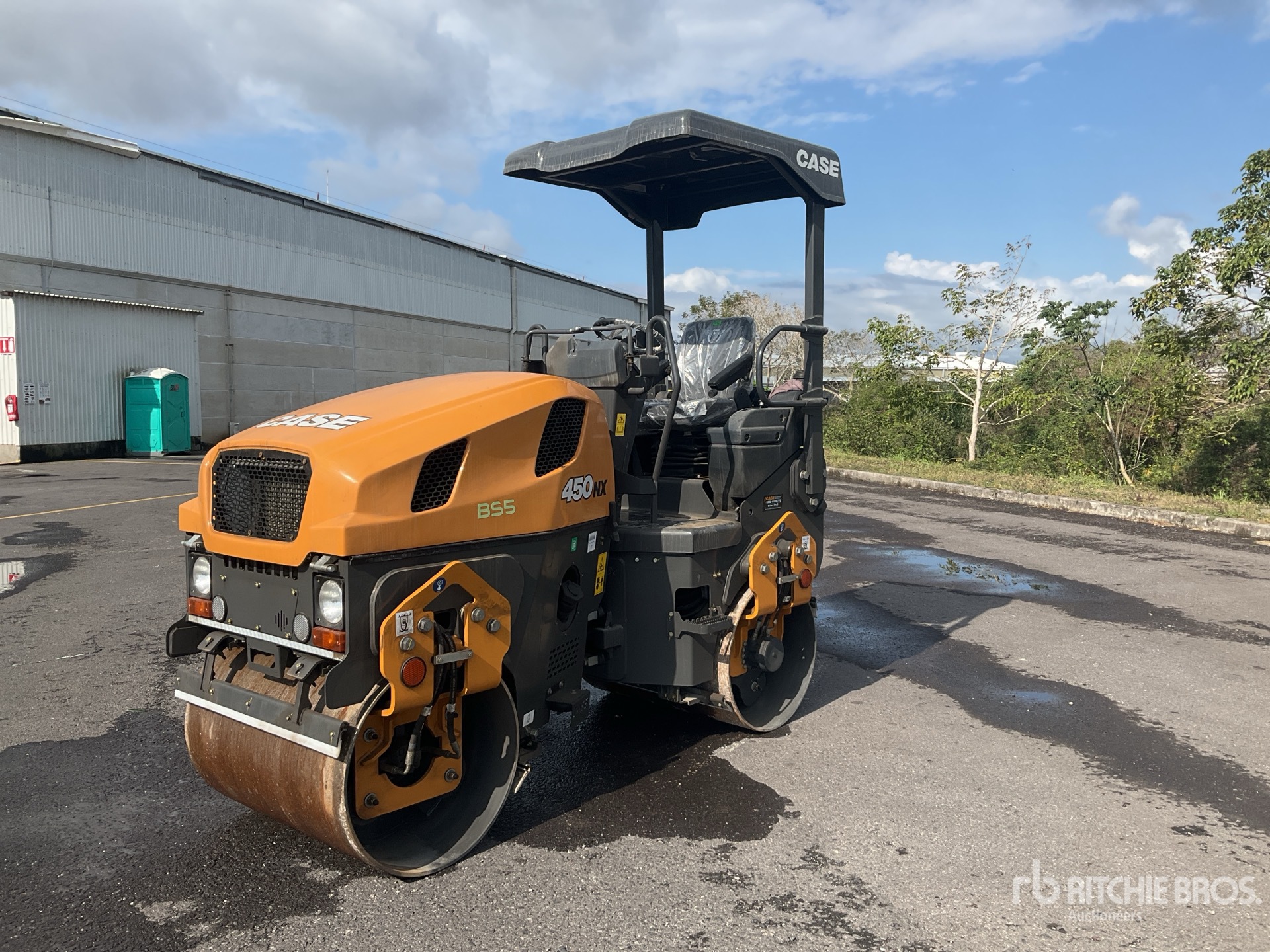 General Appearance with Bild, Ecke vorne links