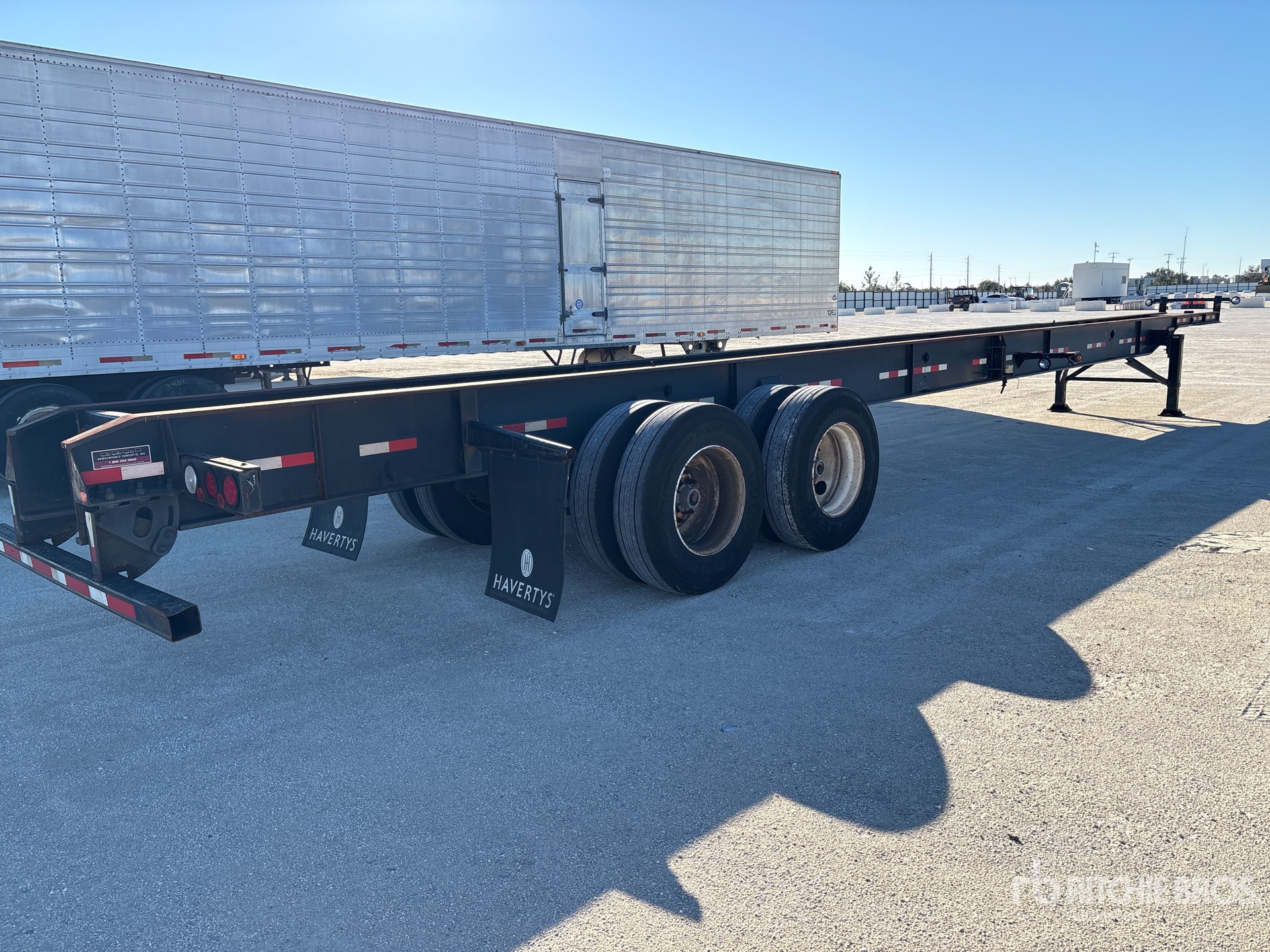 Aspect général with Image, coin arrière droit