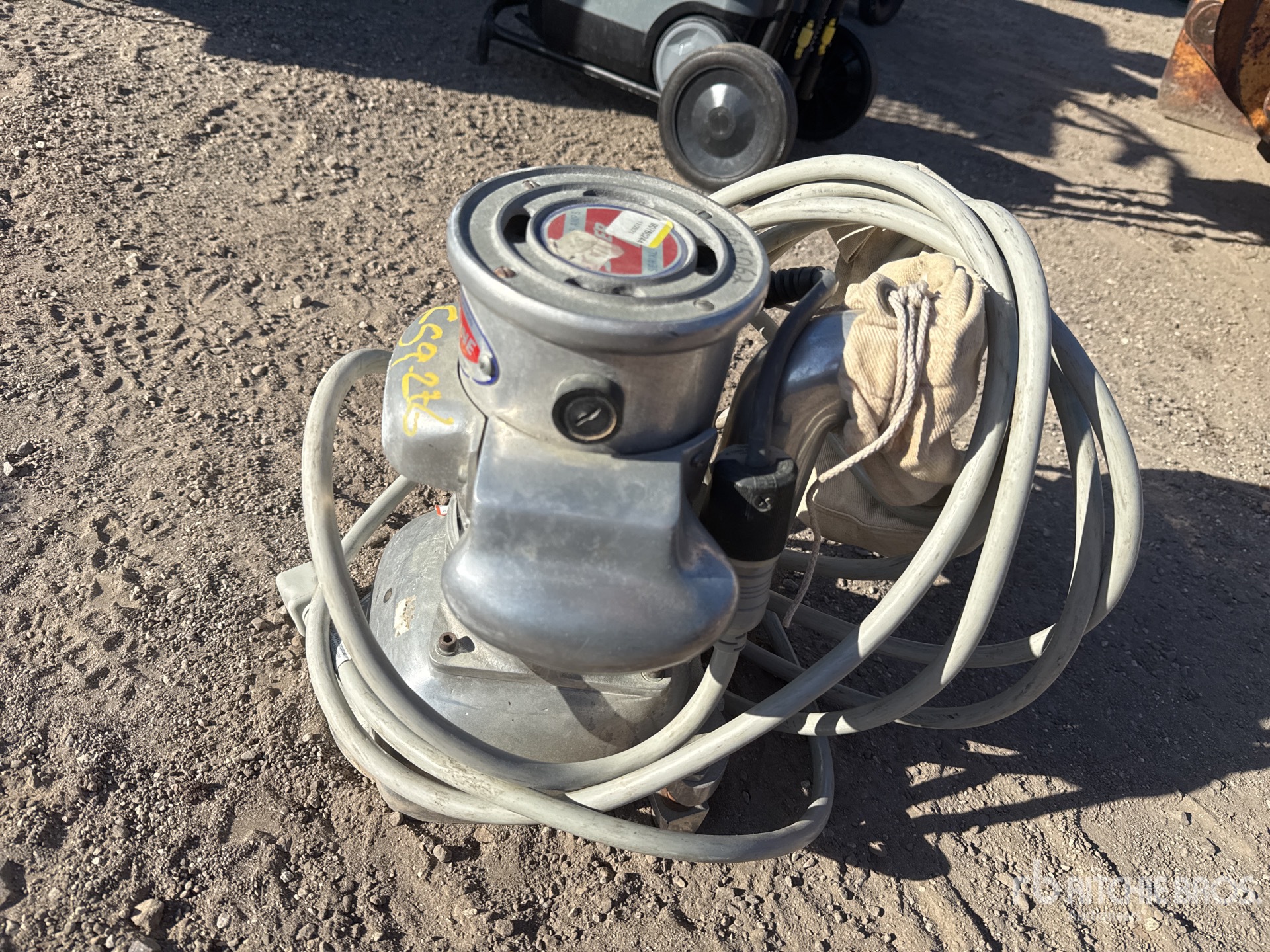 General Appearance with Bild, Ecke vorne rechts