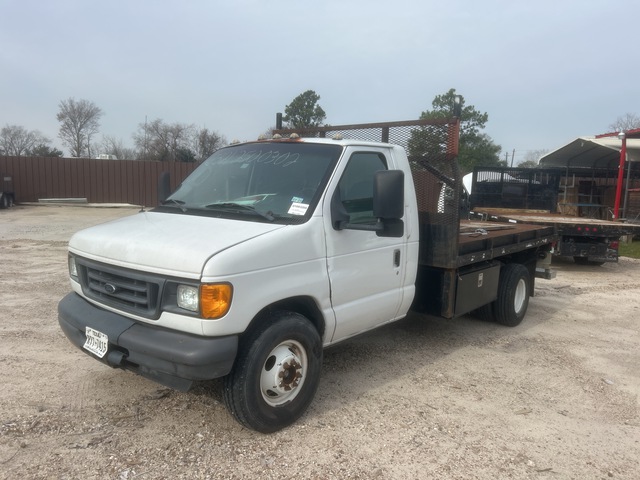2007 Ford E-450 4x2 Flatbed Truck