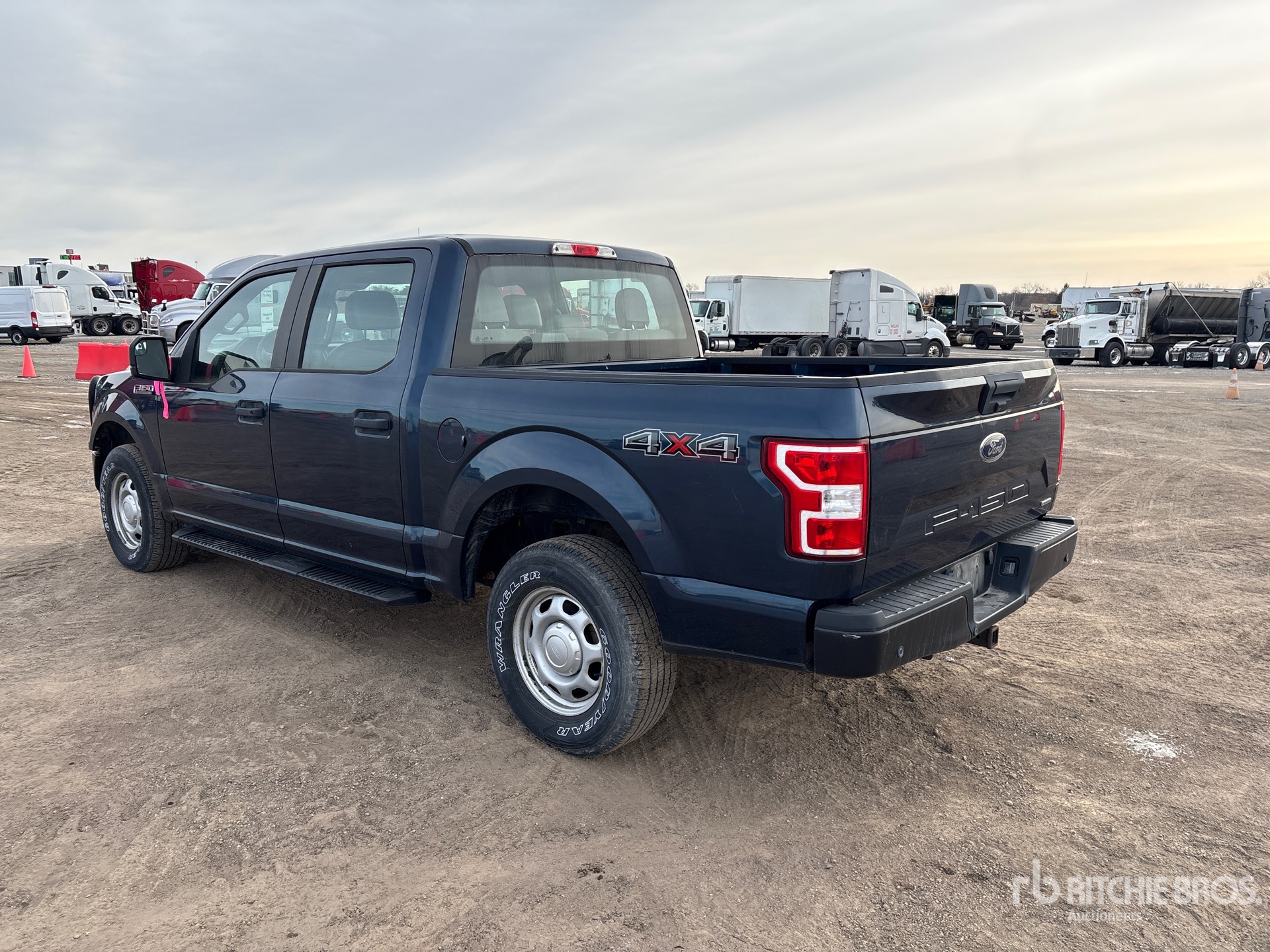 General Appearance with Foto, angolo posteriore sinistro