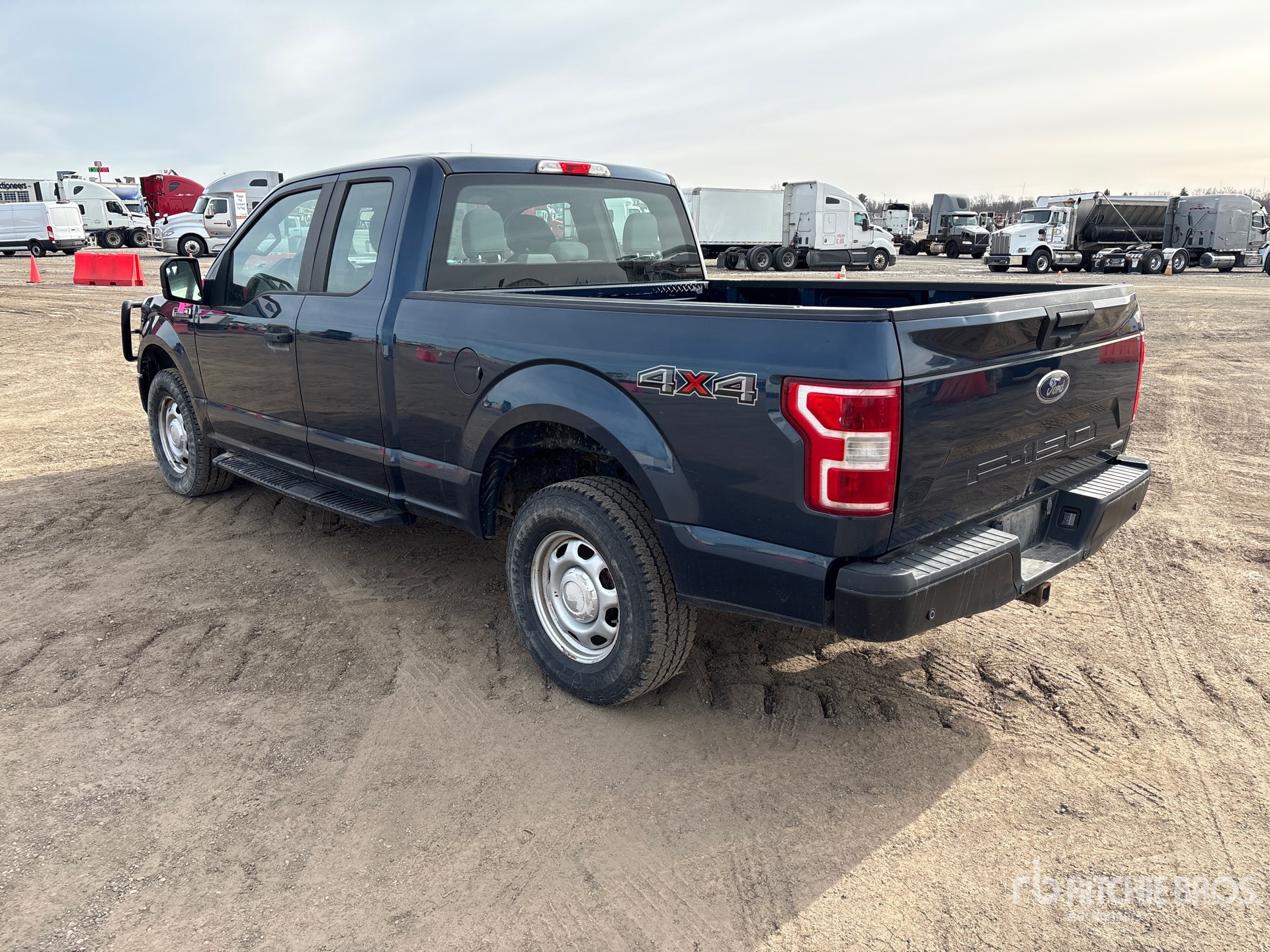 General Appearance with Foto, angolo posteriore sinistro