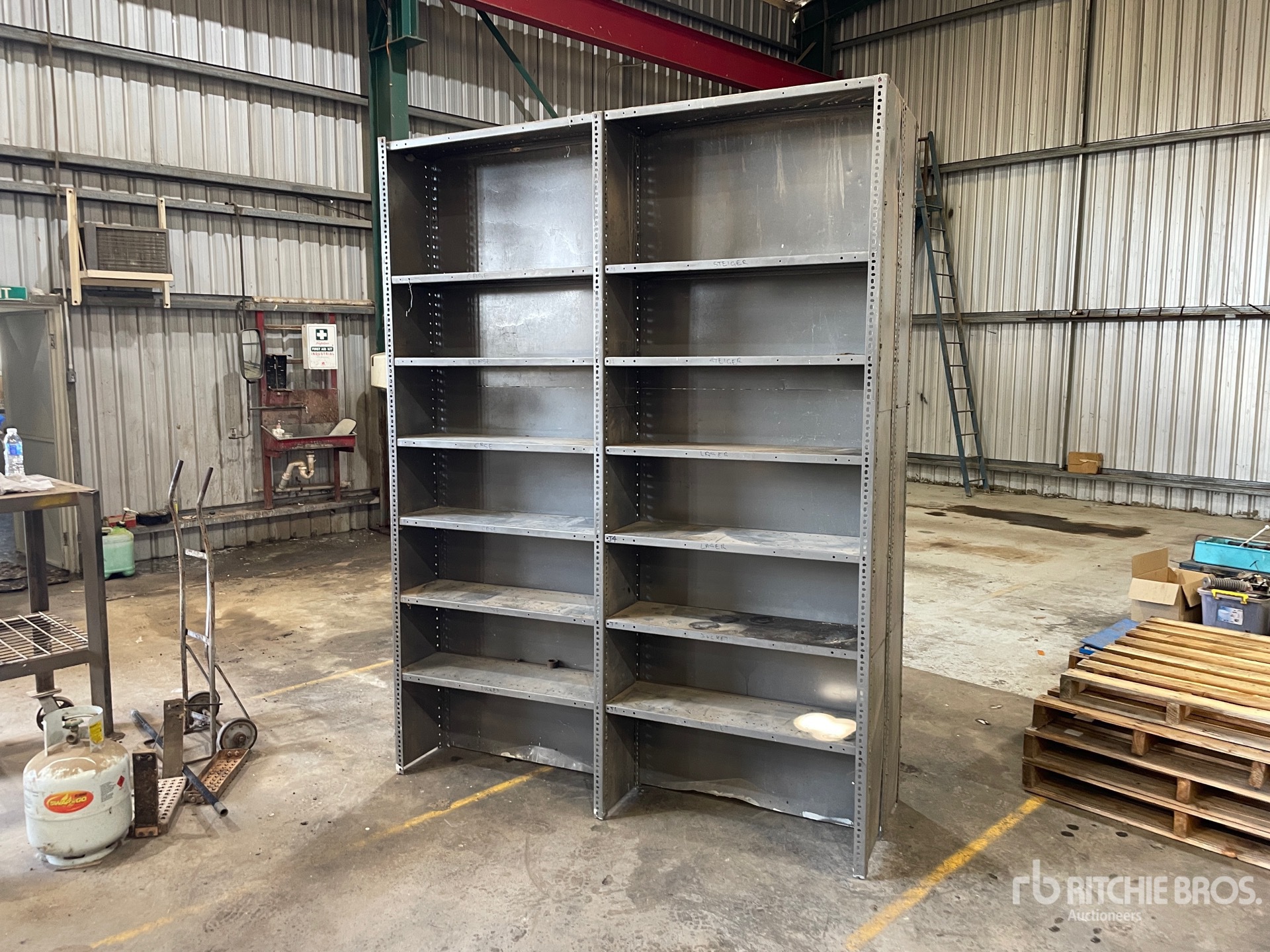 General Appearance with Bild, Ecke hinten links