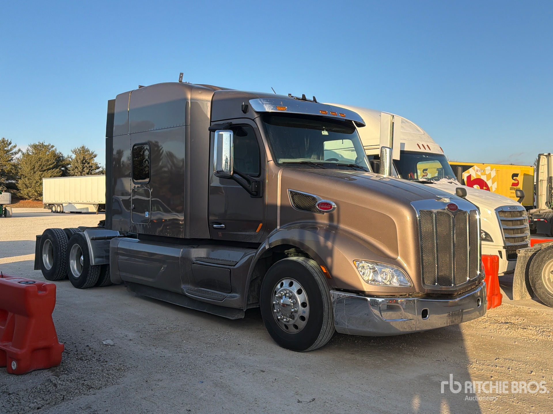 Aspect général with Image, coin avant droit