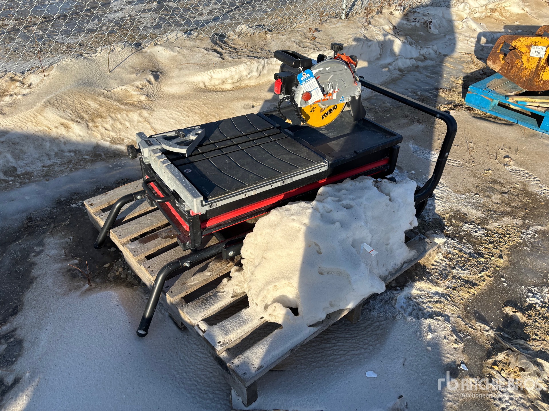 General Appearance with Bild, Ecke vorne rechts