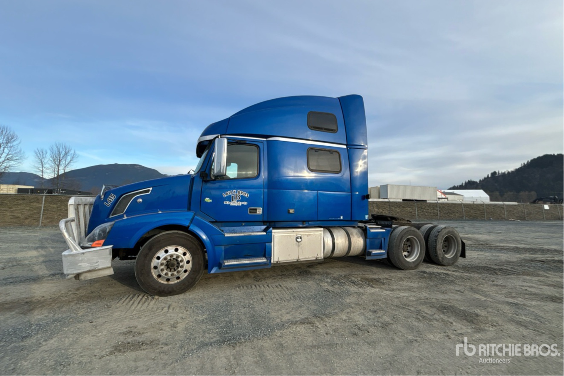 General Appearance with Foto, angolo anteriore sinistro