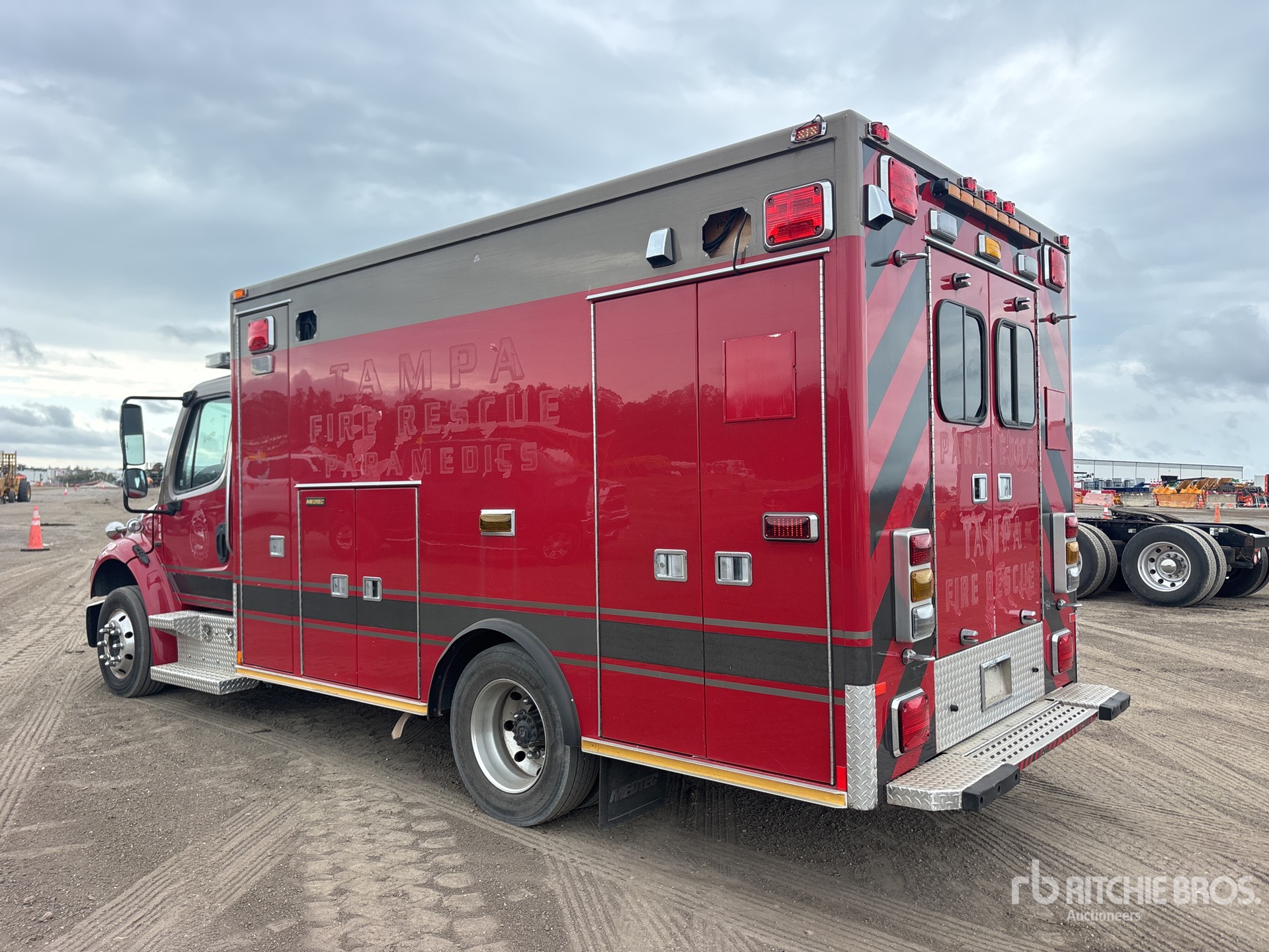 General Appearance with Foto, angolo posteriore sinistro