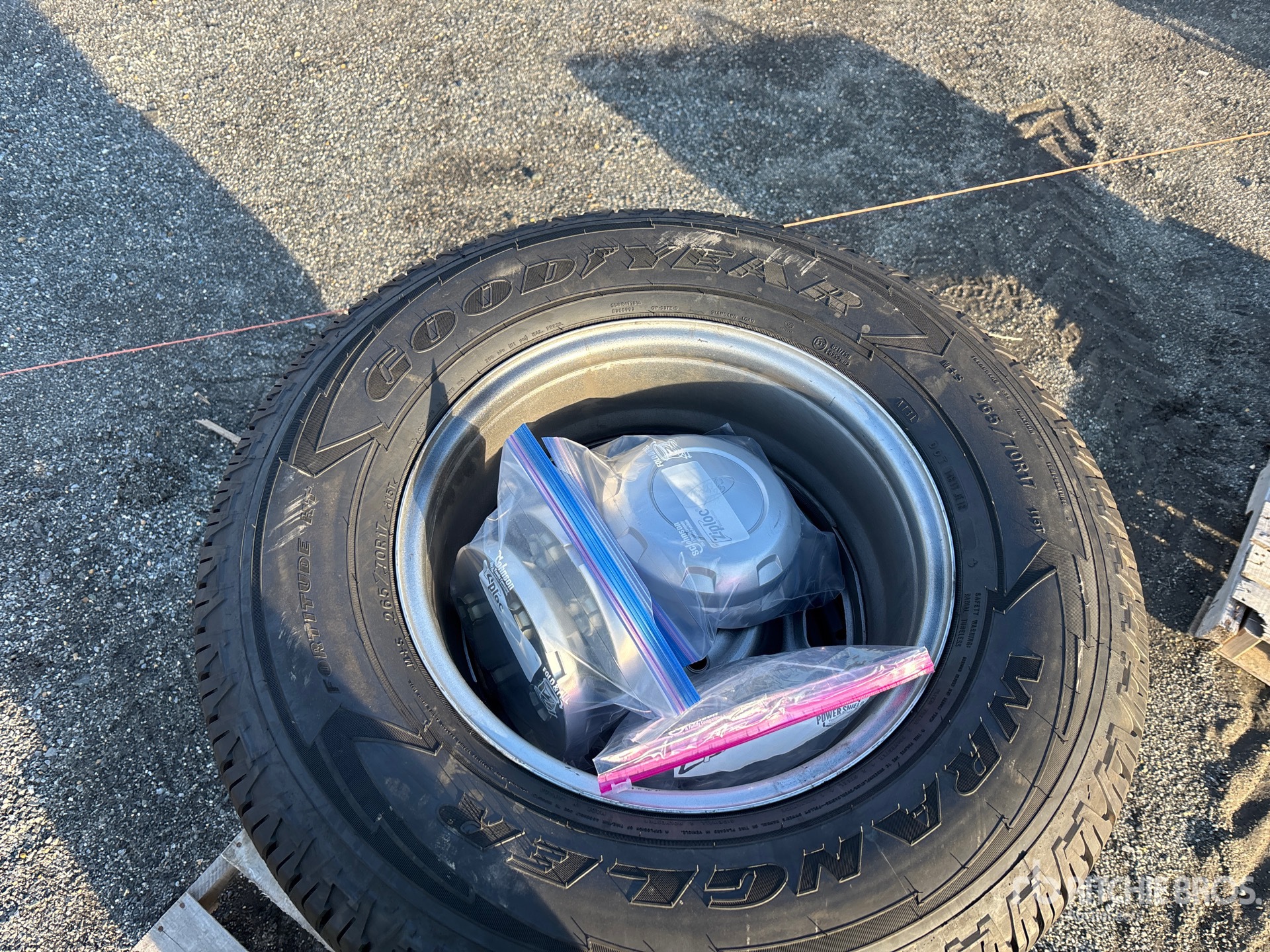 General Appearance with Bild, Ecke vorne rechts