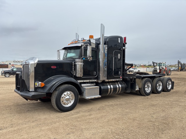 2012 Peterbilt 367 8x6 Sleeper Winch Truck