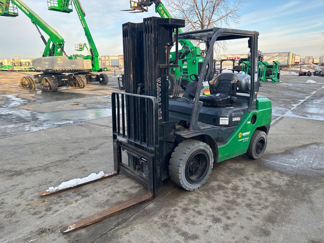 2015 Toyota 8FGU30 4900 lb Pneumatic Tire Forklift