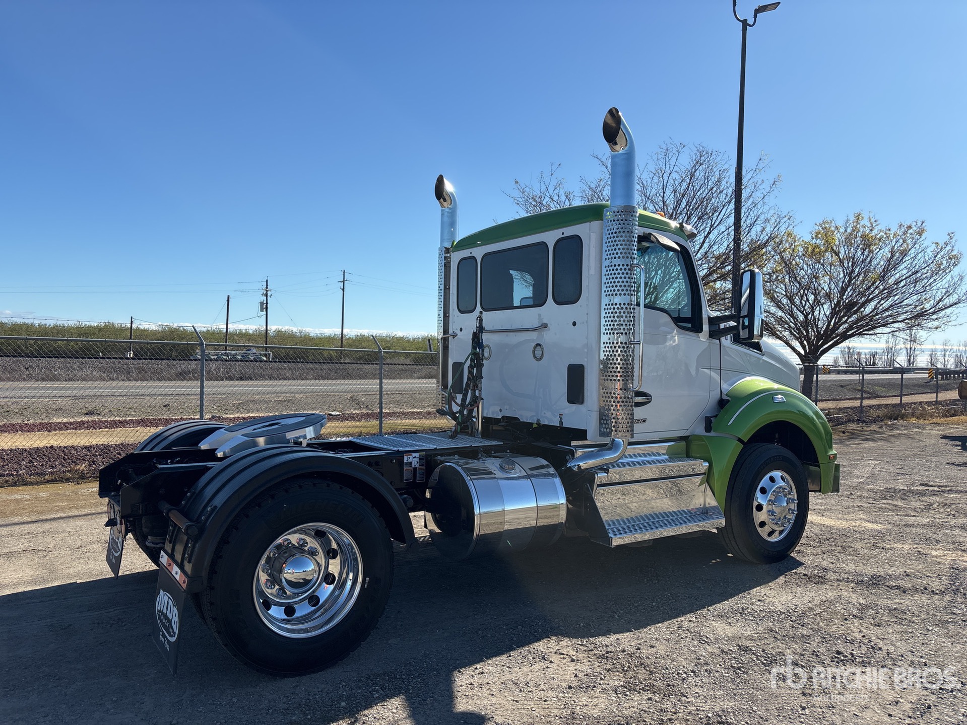 Aspect général with Image, coin arrière droit