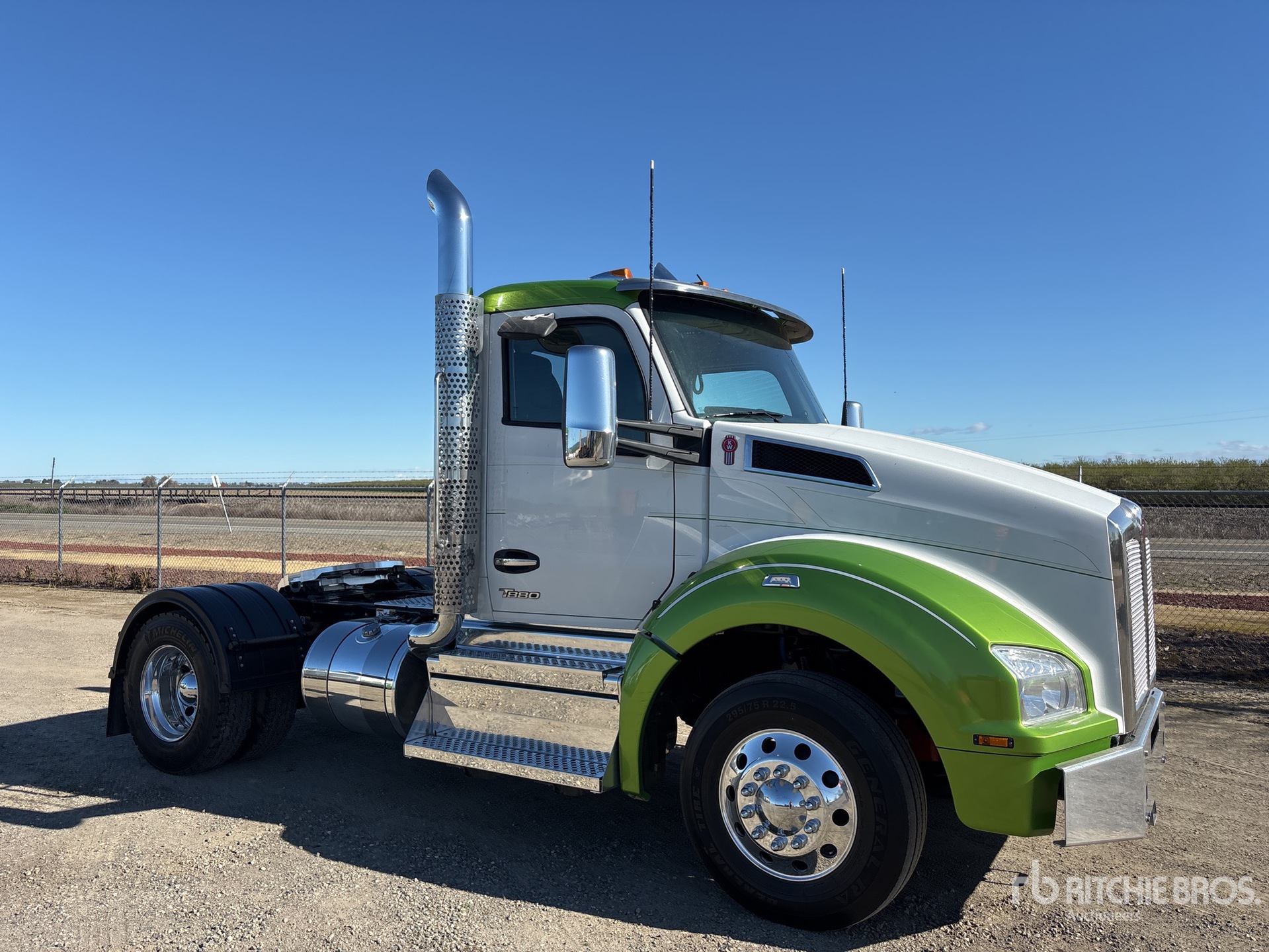 Aspect général with Image, coin avant droit