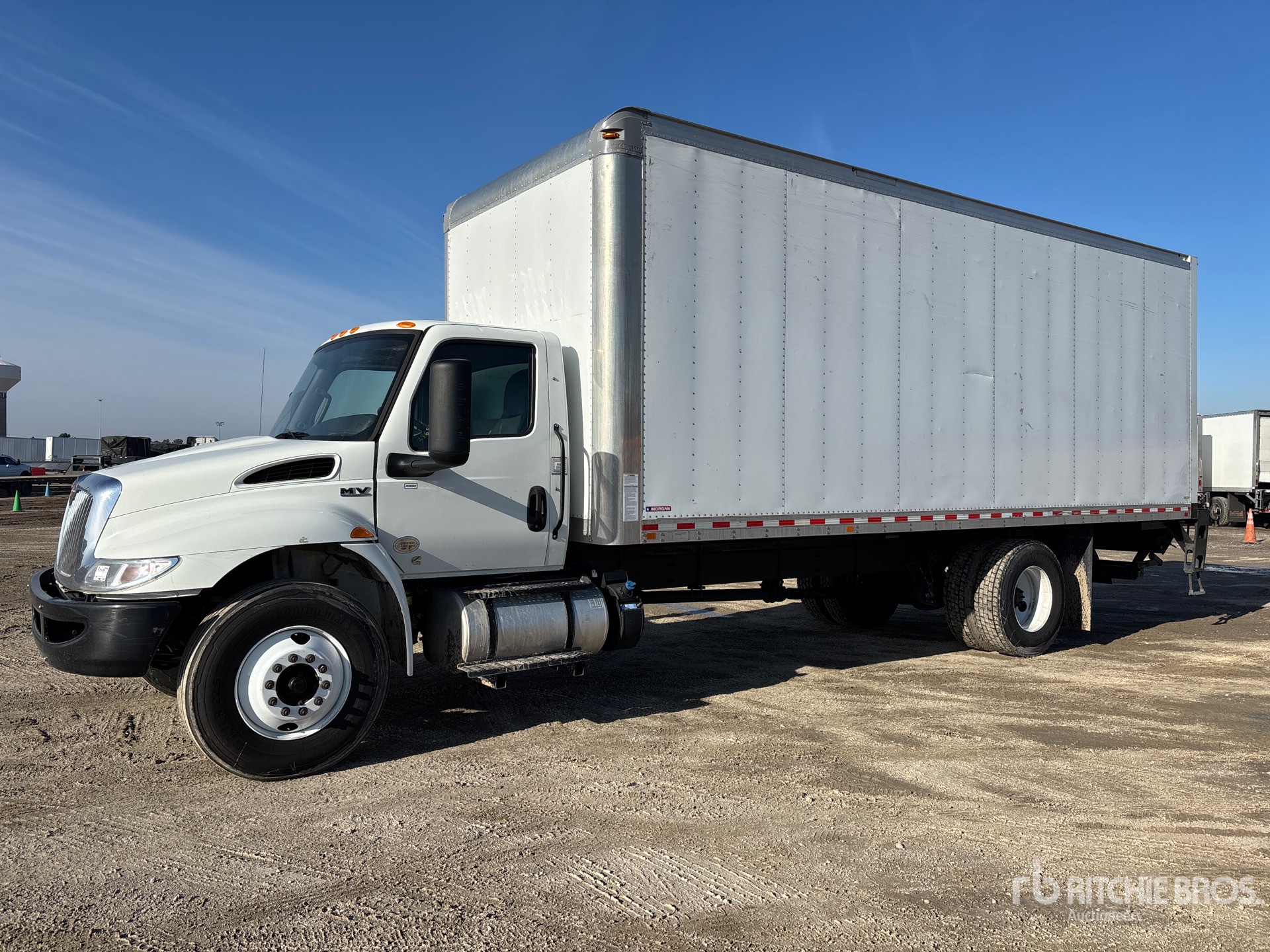 General Appearance with Bild, Ecke vorne links