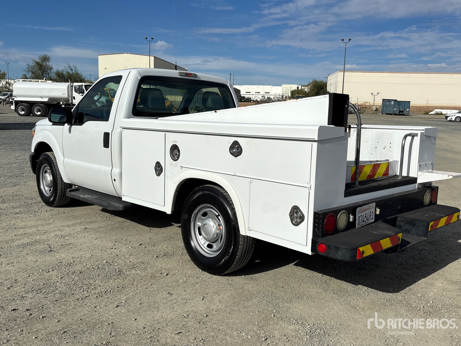 General Appearance with Foto, angolo posteriore sinistro