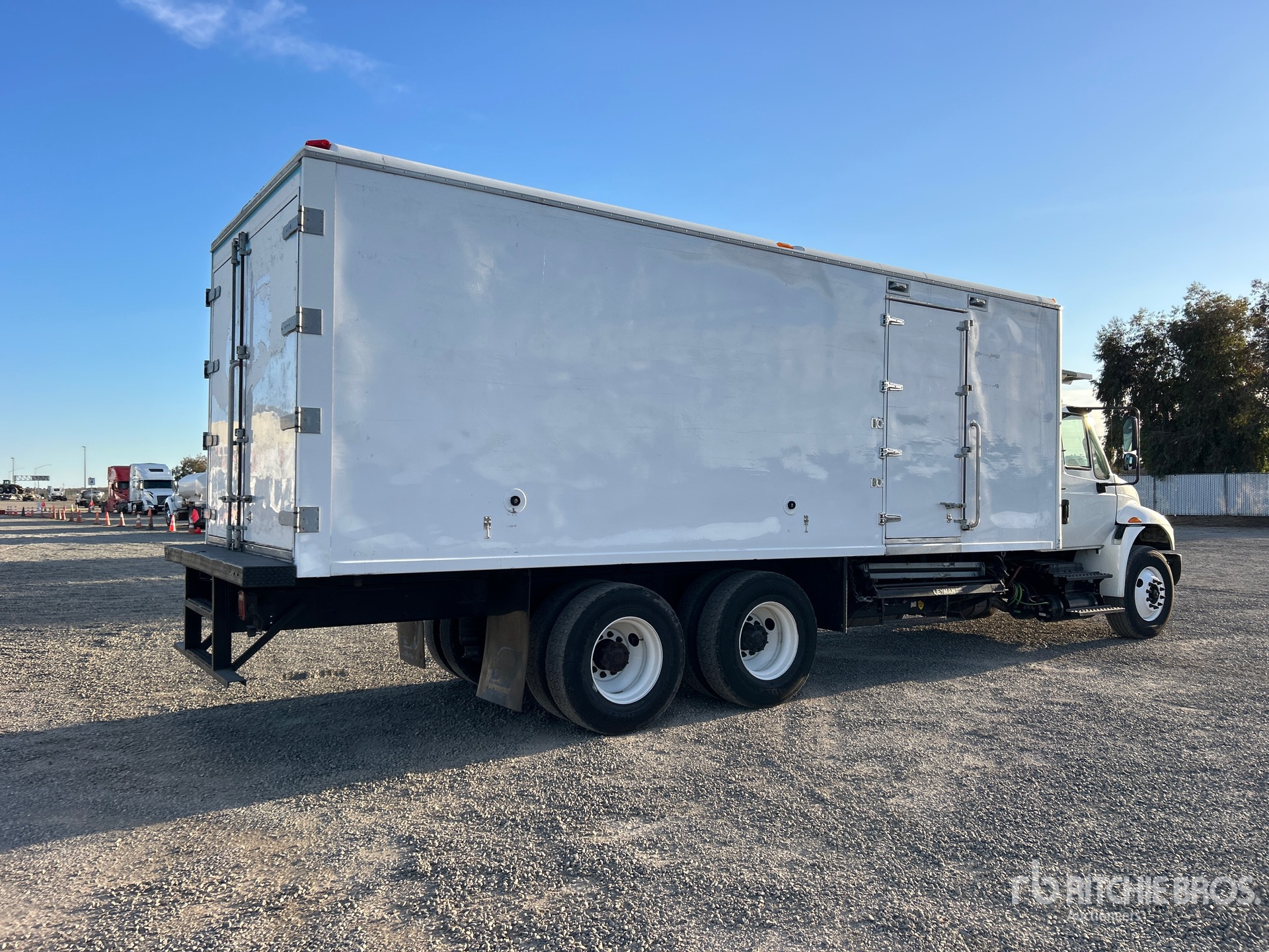 General Appearance with Foto, angolo anteriore sinistro