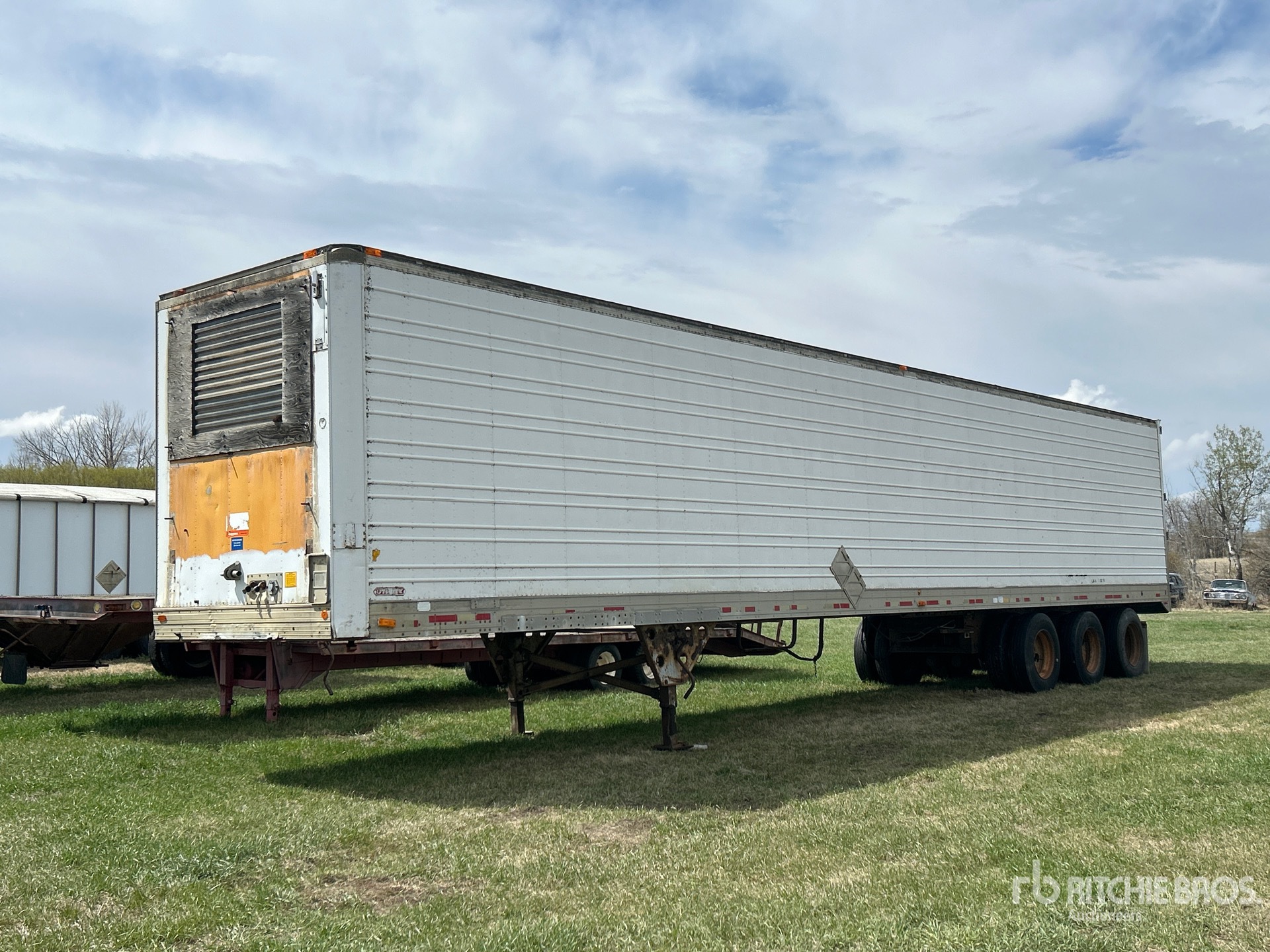 Photo of a 1987 Utility 52 ft Tri/A setup for storage