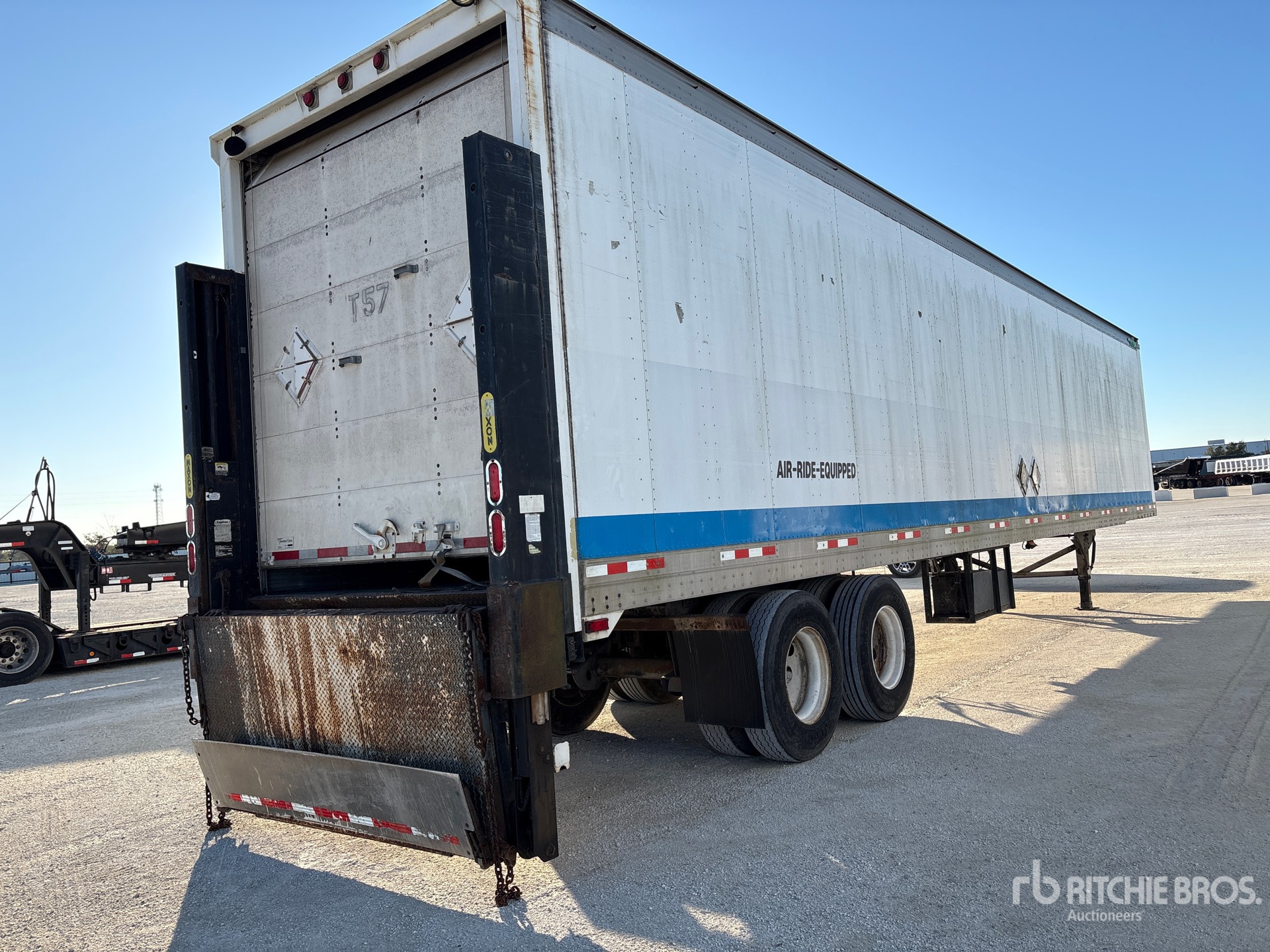 Aspect général with Image, coin arrière droit