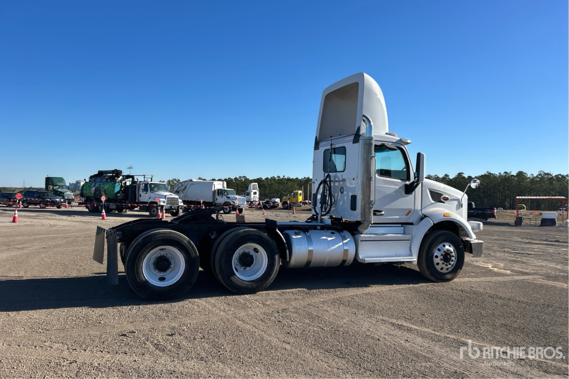 Aspect général with Image, coin arrière droit