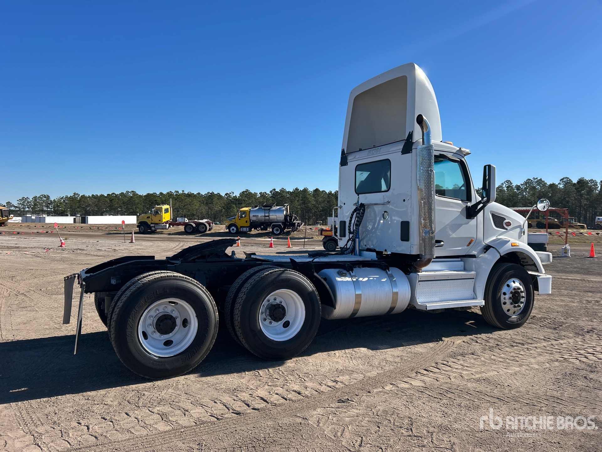 Aspect général with Image, coin arrière droit